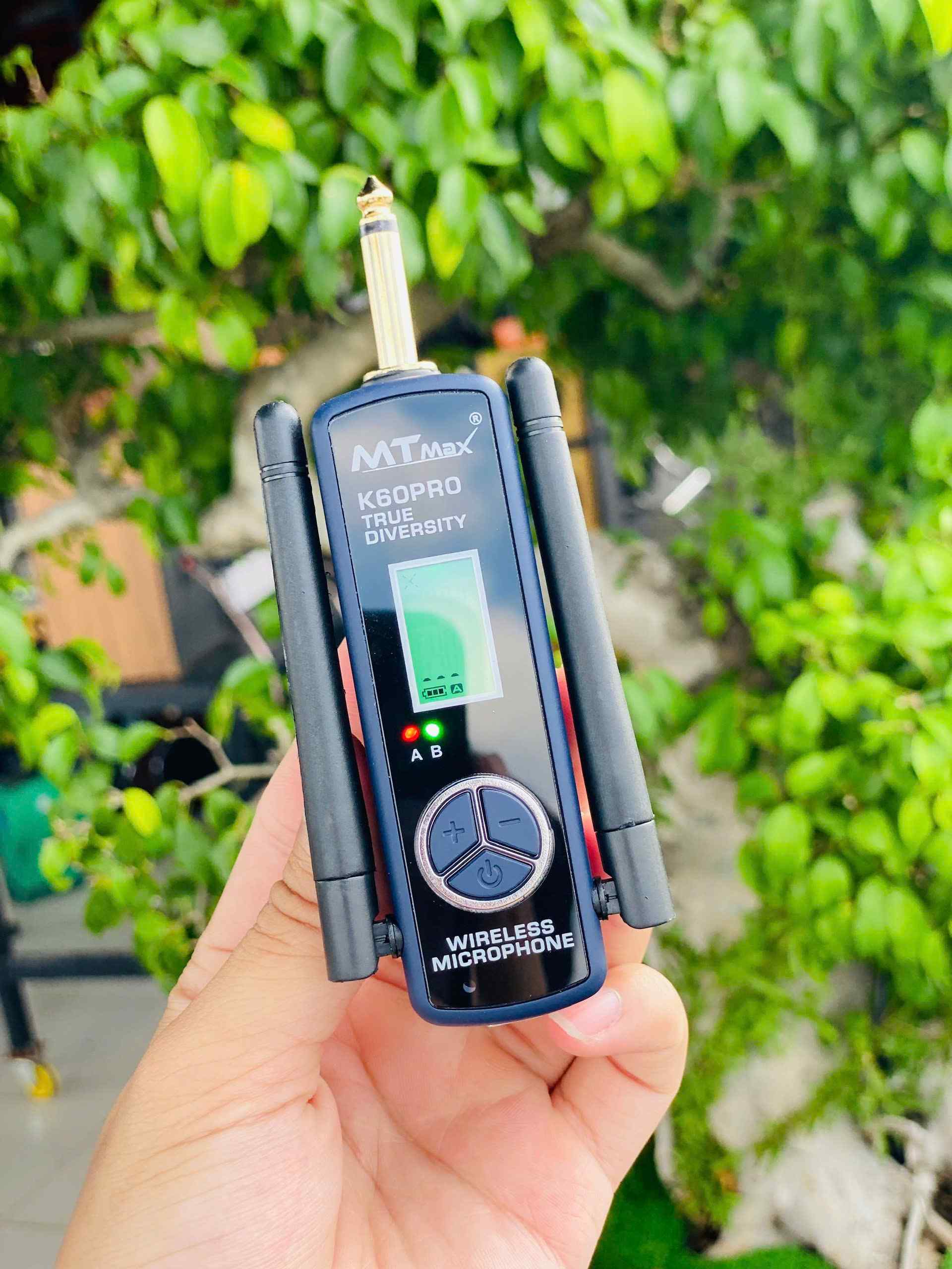Combo Mixer Cao Cấp KT12 + Micro Không Dây Hiện Đại K60Pro, Cho Âm Thanh Cực Nét, Thoải Mái Karaoke Gia Đình, Phòng Trà, Quán Bar, Tặng Kèm Dây Canon Ra Hoa Sen, Hàng Chính Hãng, Bảo Hành 12 Tháng, Hàng Chính Hãng