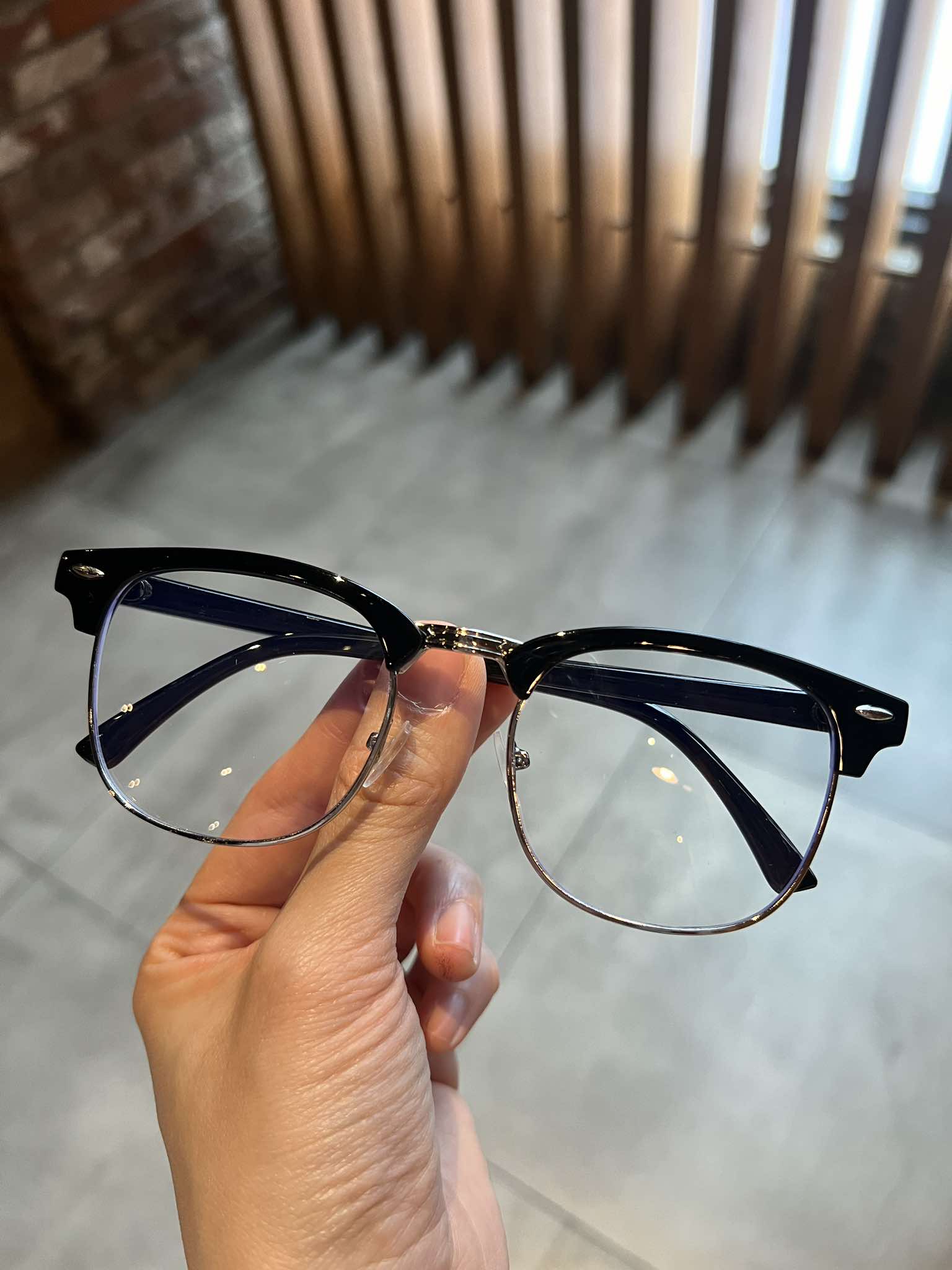 Kính chống ánh sáng xanh gọng Clubmaster dáng nửa viền