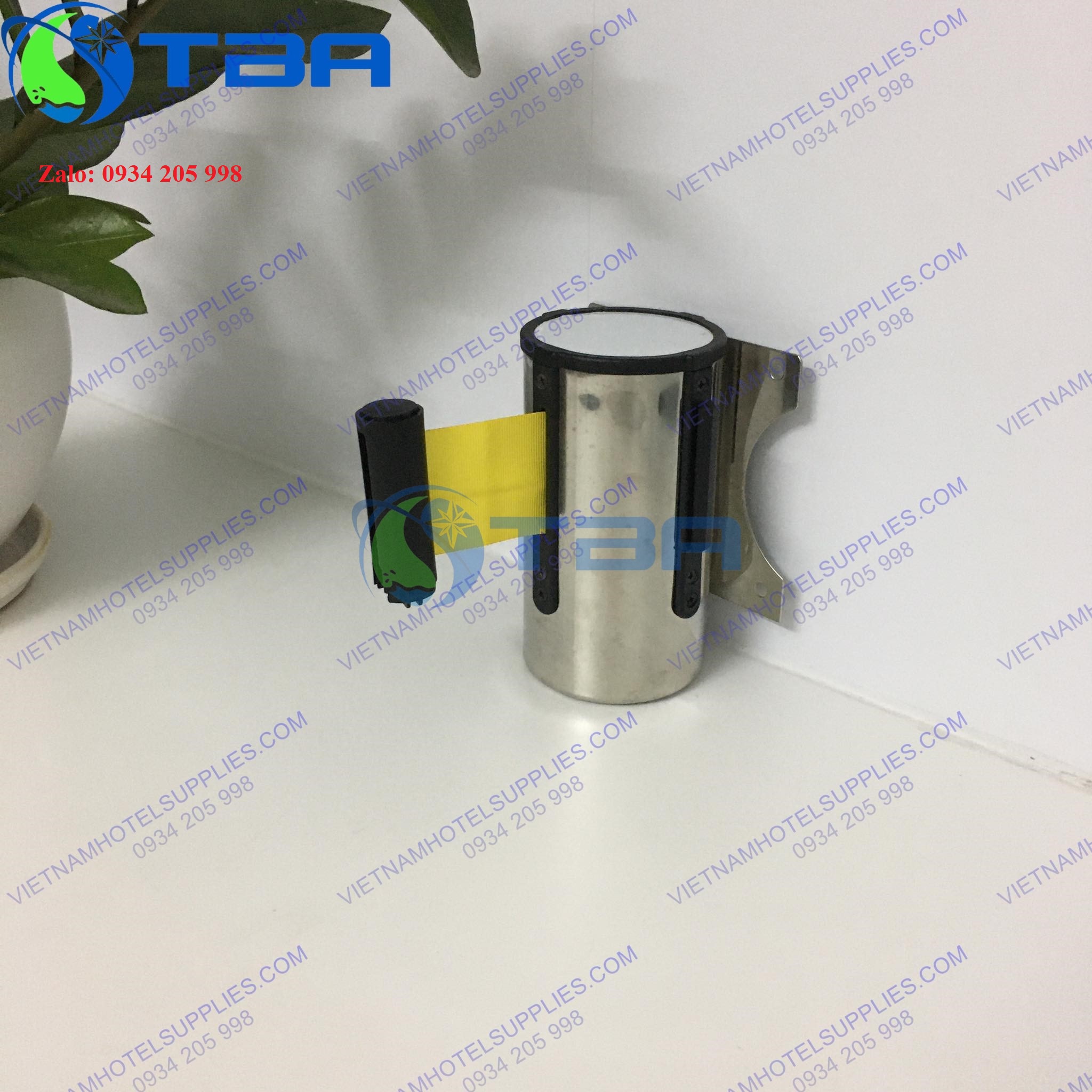Trụ chắn inox 5m gắn tường với dây căng màu vàng cao cấp