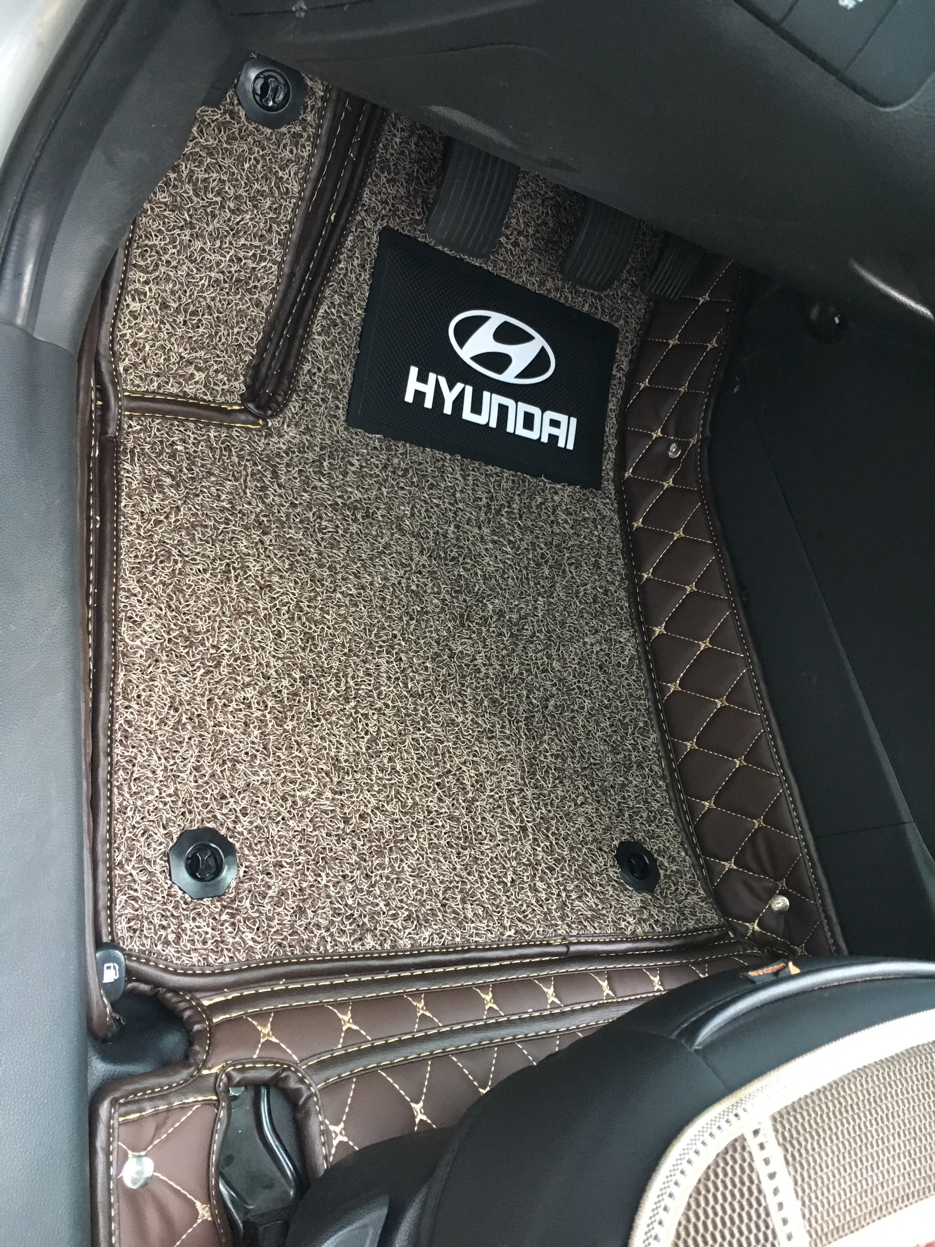 Thảm sàn ô tô 6D dành cho xe Hyundai Grand I10 hatchback 2014 da Thường màu T1.4 + R5 hình ảnh thật chụp bằng điện thoại không chỉnh sửa có video hướng dẫn lắp đặt tại nhà