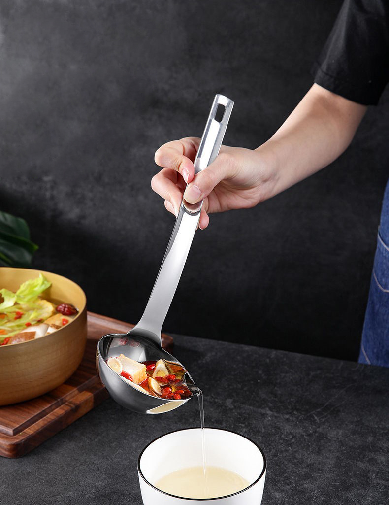 Muôi inox lọc dầu mỡ, tách dầu mỡ đồ dùng bếp tiện lợi