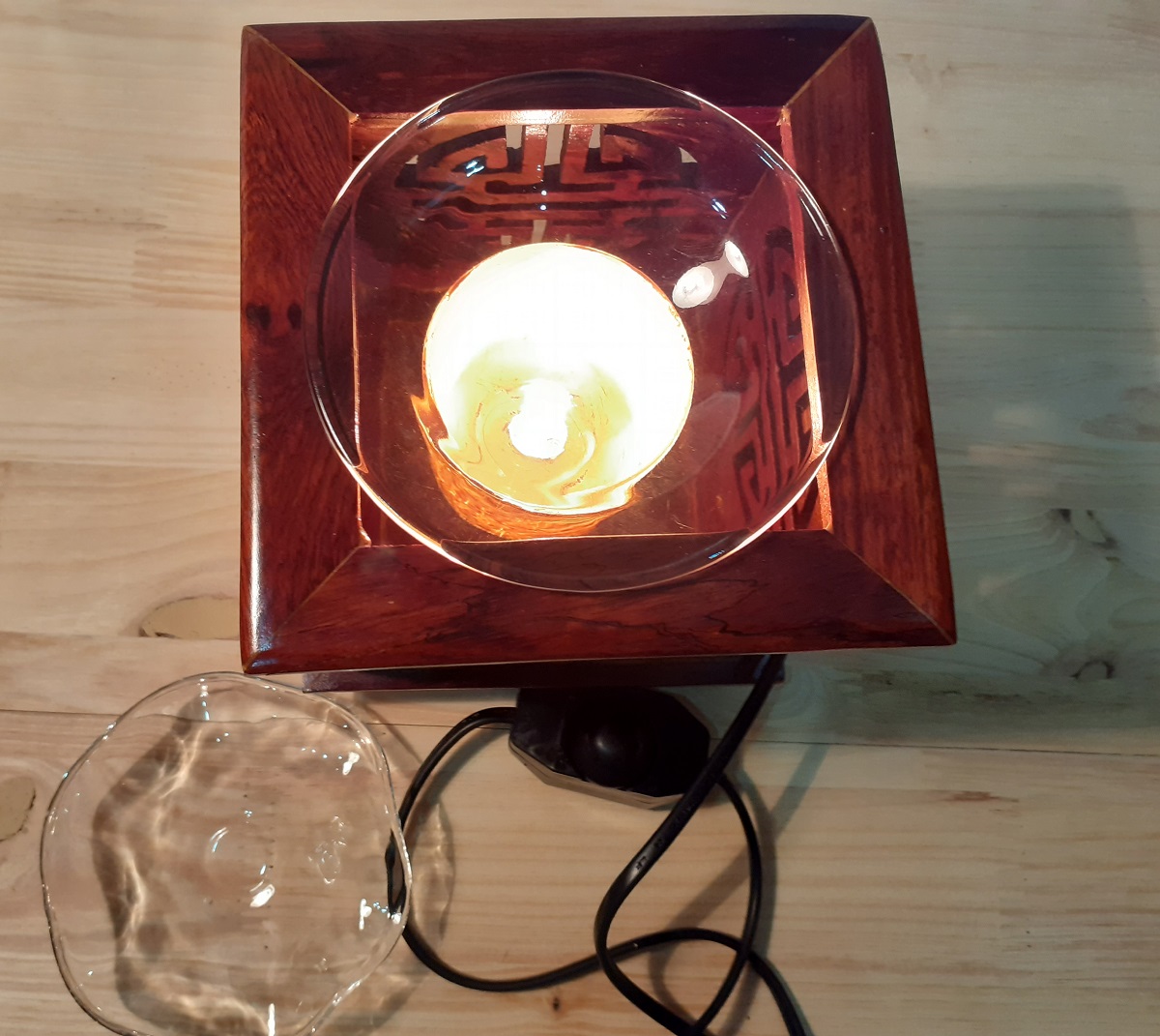 Đèn xông tinh dầu gỗ Hình vuông Chữ Phúc -gỗ hương- Tặng kèm 1 bóng đèn