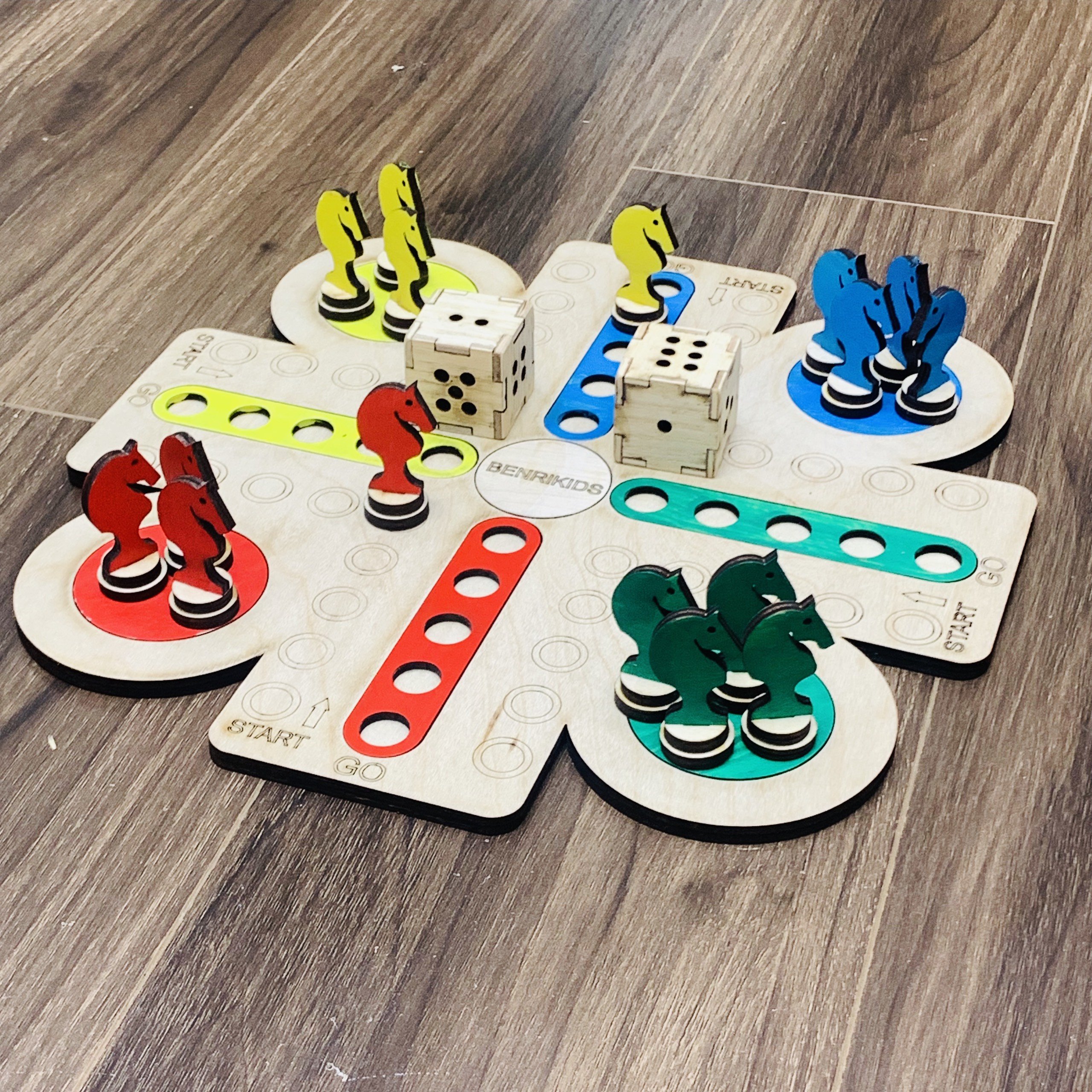 Đồ Chơi Gỗ Board Game Đua Ngựa, Bộ Cá Ngựa Tứ Mã Phiêm Bản Mới Nhất 2021 Kèm Xúc Xắc Xí Ngầu Dành Cho Mọi Lứa Tuổi