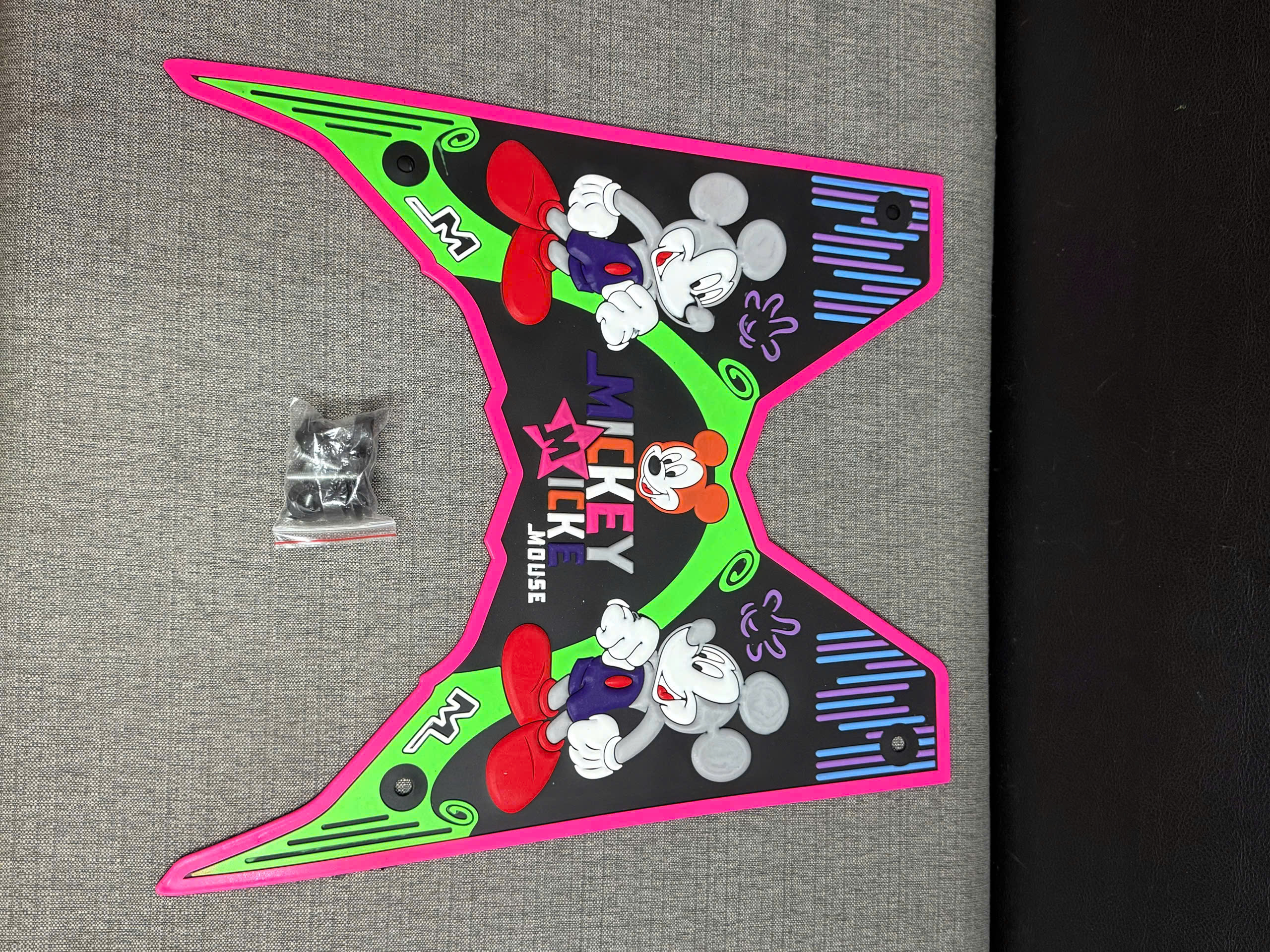 thảm hoạt hình chuột mickey gắn cho xe vario, click 125-150 màu ngẫu nhiên