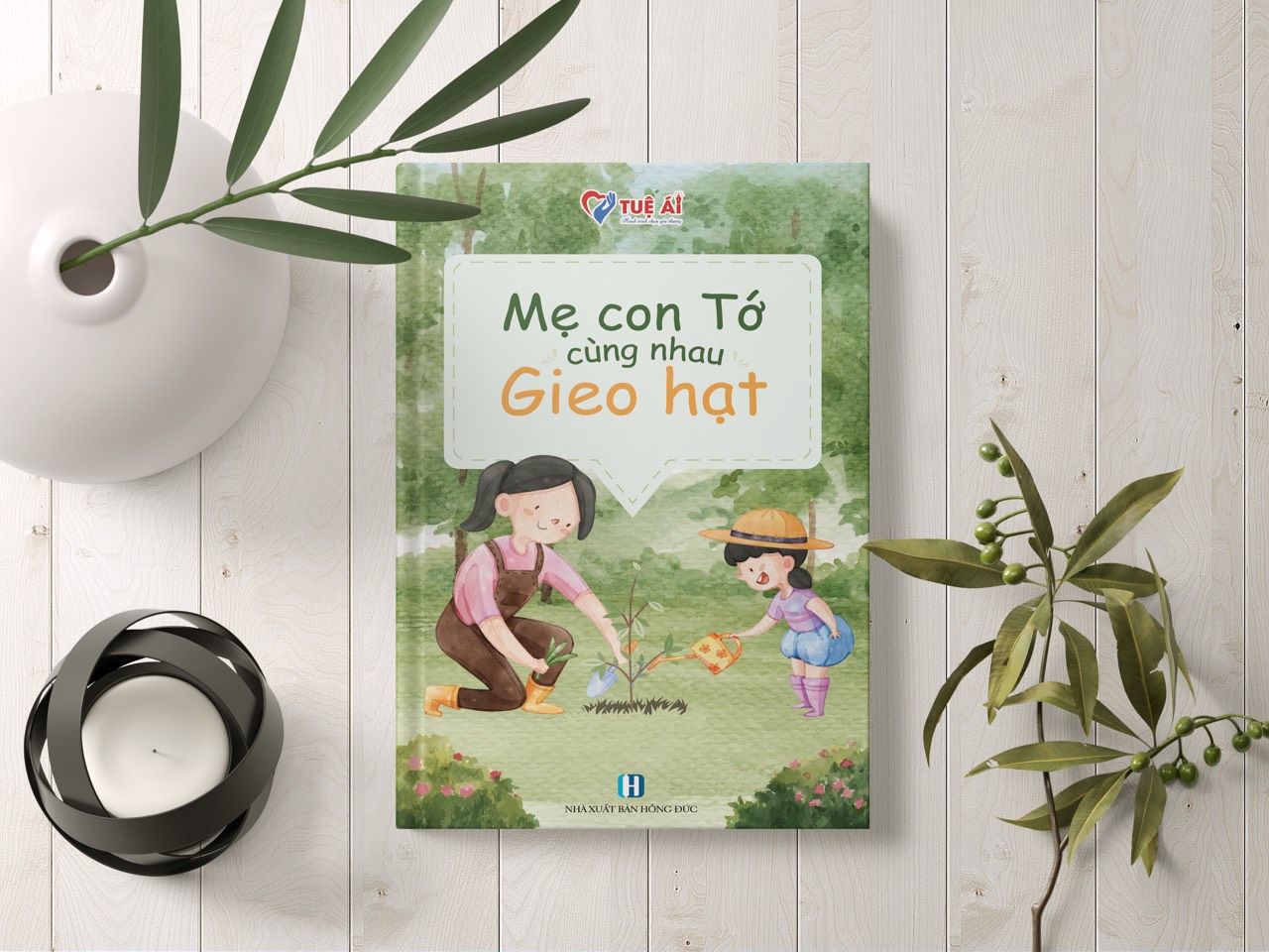Mẹ con tớ cùng nhau gieo hạt