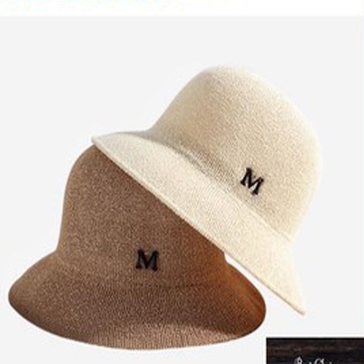 Mũ đi biển vành tròn gắn tag chư M nón móc len sợi rộng vành đi chơi siêu đẹp dành cho nữ