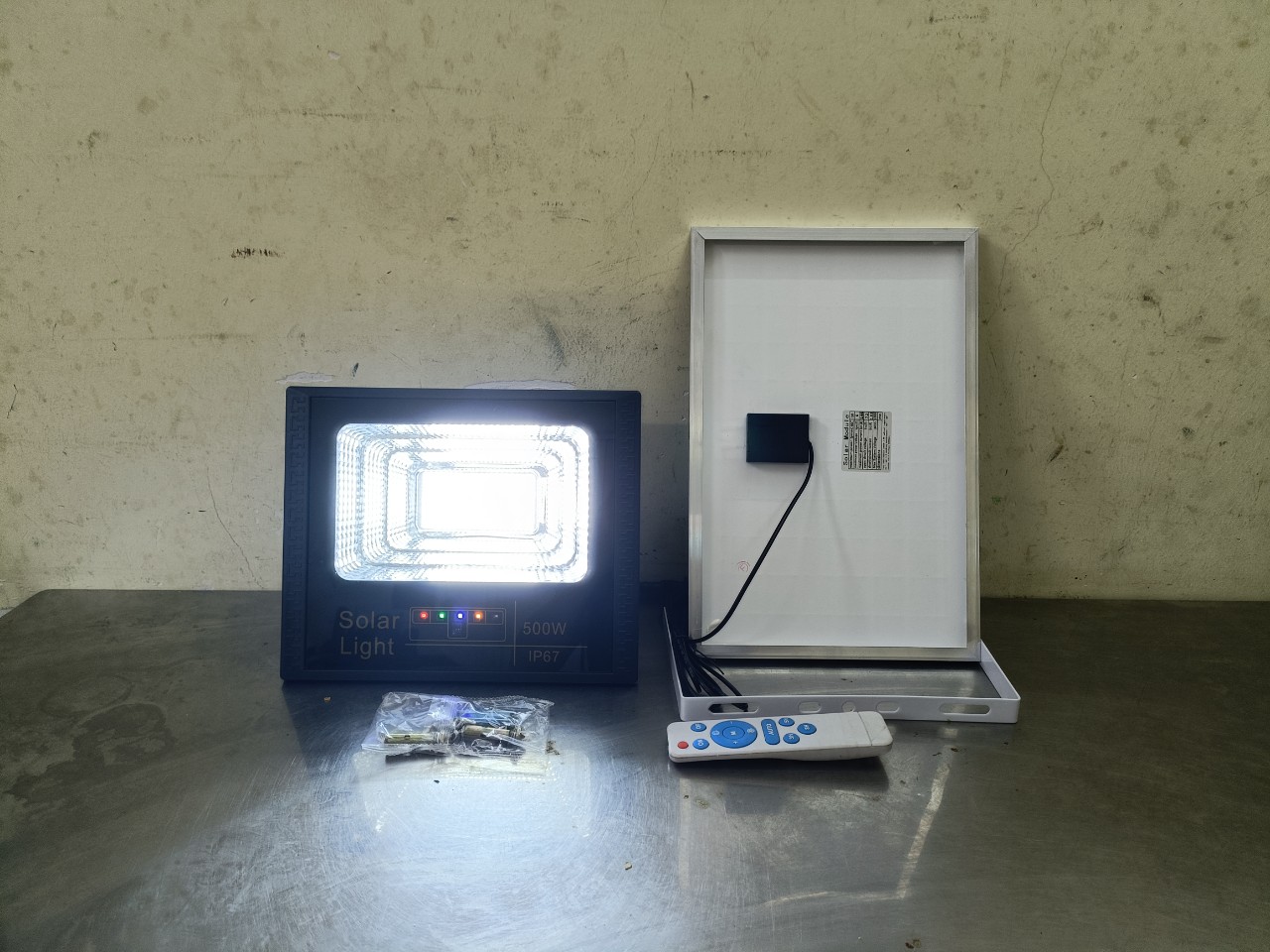 Đèn led pha năng lượng mặt trời 200W