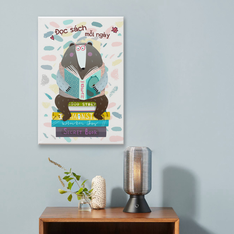Bạn Gấu chăm chỉ -Tranh Canvas treo tường 50×70 cm