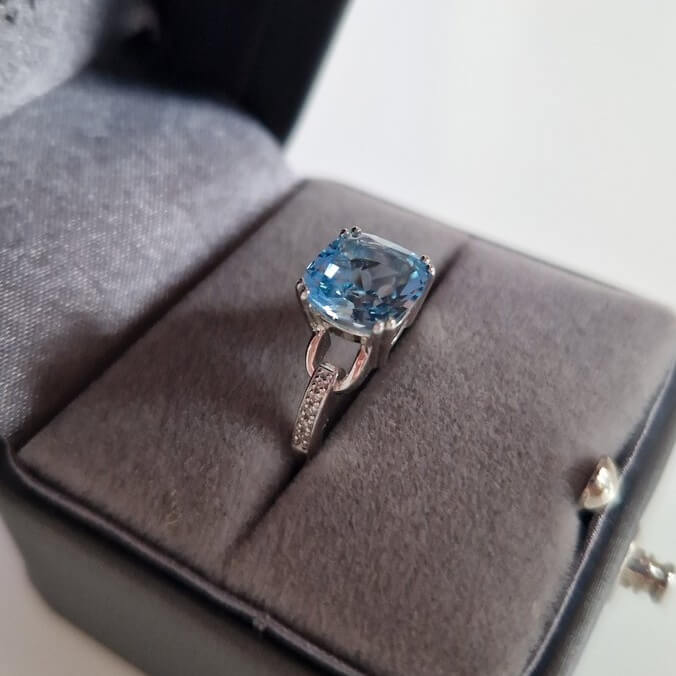 Nhẫn vàng trắng 14KW đính đá Topaz và 10 viên kim cương tấm - MOON Jewelry