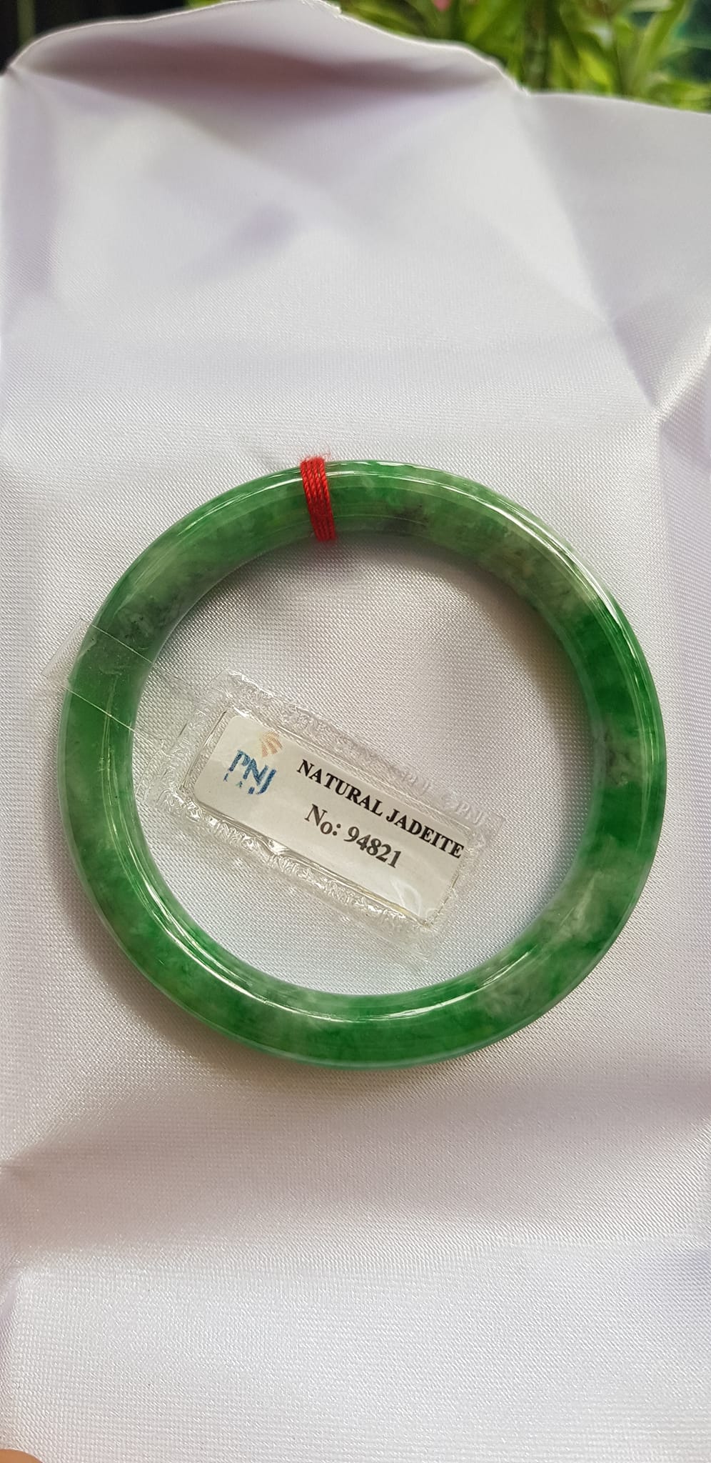Vòng Cẩm Thạch tự nhiên Đậu Lý 48mm x cọng 7,2mm vòng kiểm định P No 94821 Màu Xanh lý tươi đậu bông trắng xíu vân phớt xám nhẹ rất xinh nữ tay nhỏ 35kg - 48kg đeo ạ