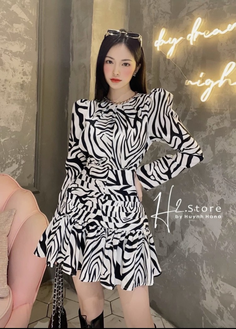 Đầm cổ điển độn vai họa tiết ngựa vằn