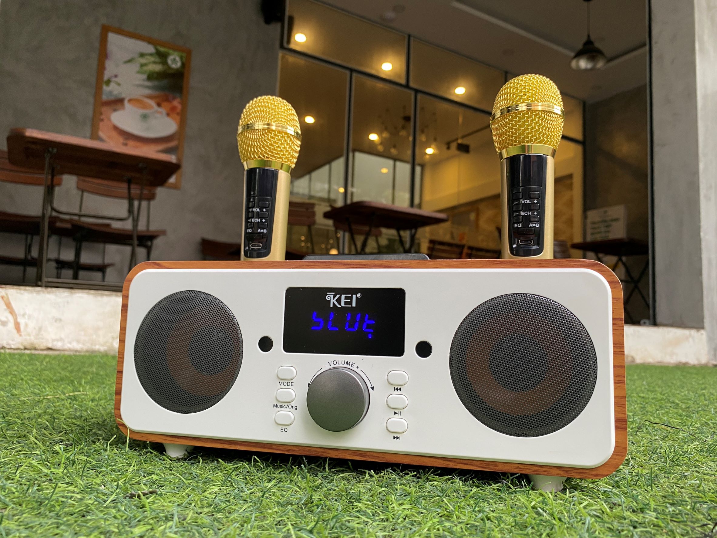 Loa karaoke bluetooth KEI K06 - Tặng kèm 2 micro không dây có màn hình LCD - Sạc pin ngay trên micro - Chỉnh EQ, echo trên micro dễ dàng - Đầy đủ cổng kết nối USB, AUX, TF card - Loa xách tay du lịch cực chất