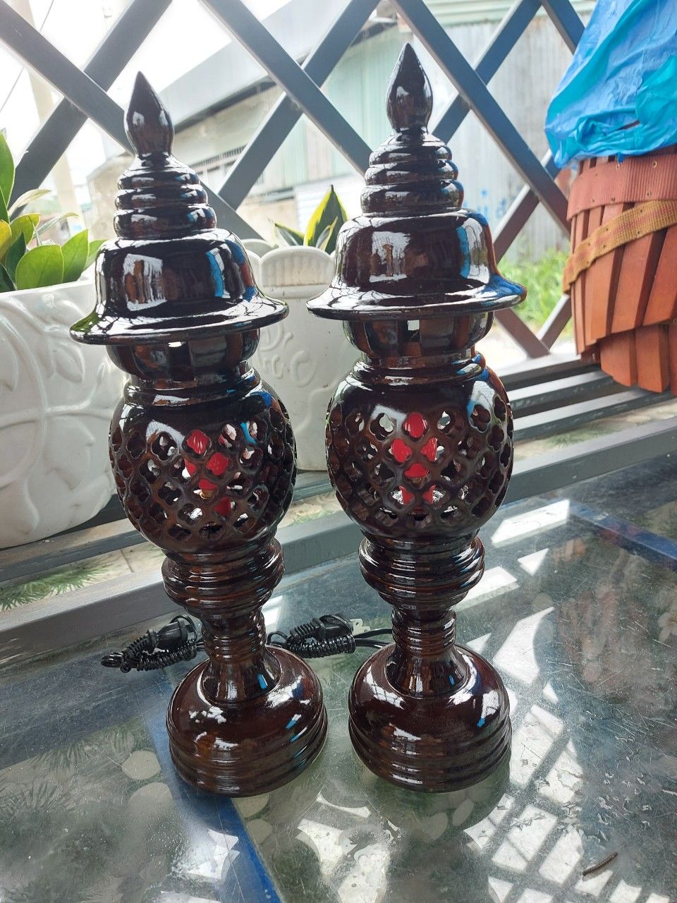 Cặp đèn thờ gỗ xà cừ cao 34cm