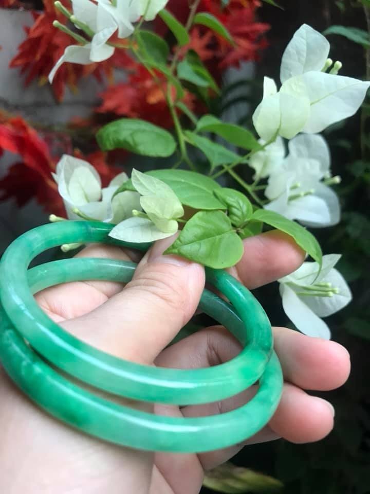 CẶP VÒNG TAY ĐÁ CẨM THẠCH TRÒN 58MM Vòng size 58mm x dầy 6mm x bên ngoài 71mm Chất liệu đá cẩm thạch XANH NGỌC TƯƠI BÓNG ĐẸP NỮ Mệnh MỘC HỎA 56kg - 67Kg ạ