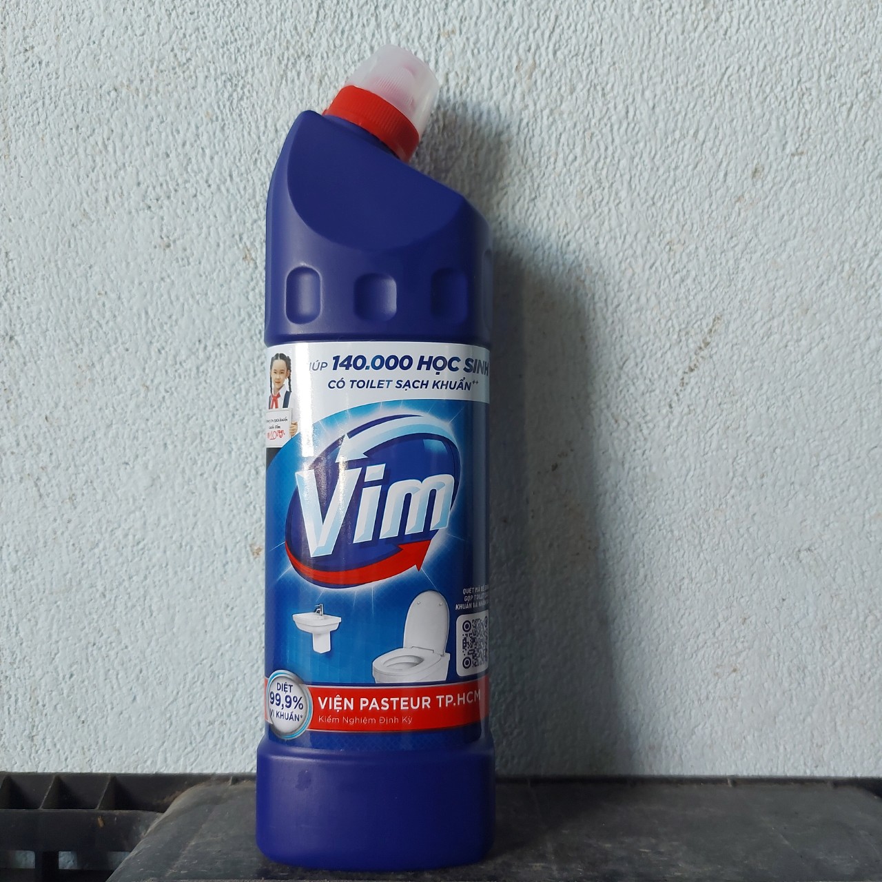 Nước gel tẩy bồn cầu VIM xanh biển diệt khuẩn hương dịu nhẹ chai 880ml