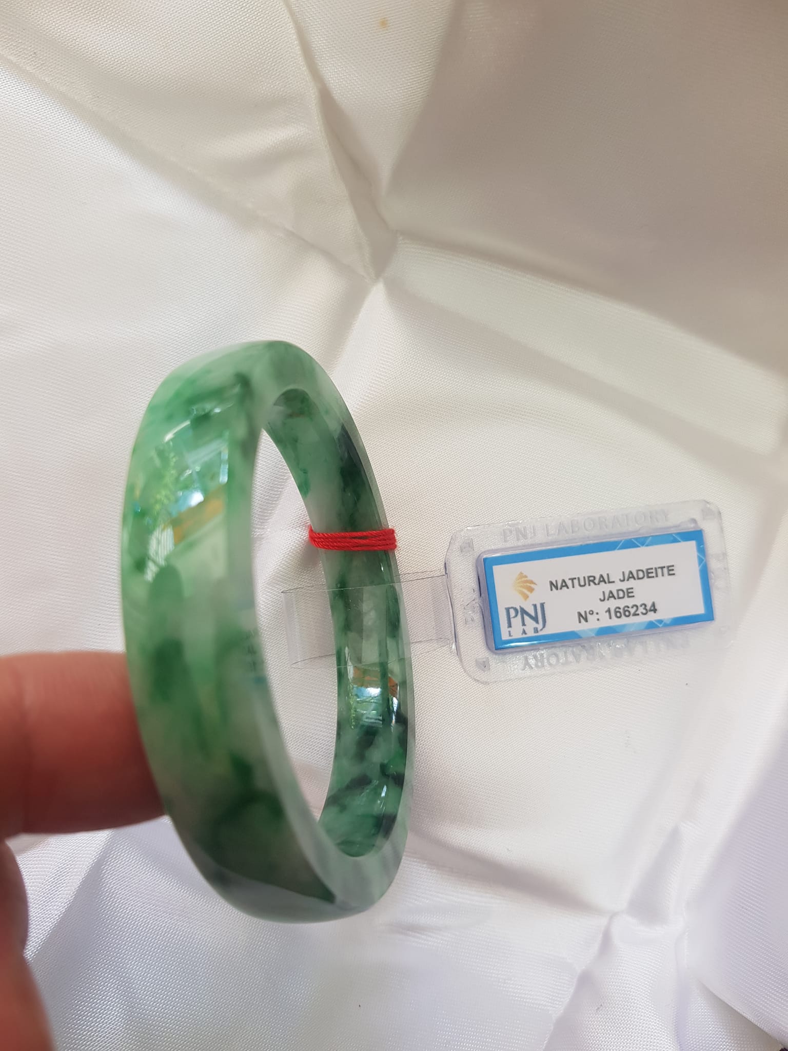 Vòng Tay Đá Ngọc Cẩm Thạch tự nhiên Bản Vuông 50mm   Vòng đã kiểm định có giấy chứng nhận P No 166234 Natural Jadeite  Nữ cân nặng 50kg - 55kg đeo Sang Tay Đẹp lắm luôn ạ