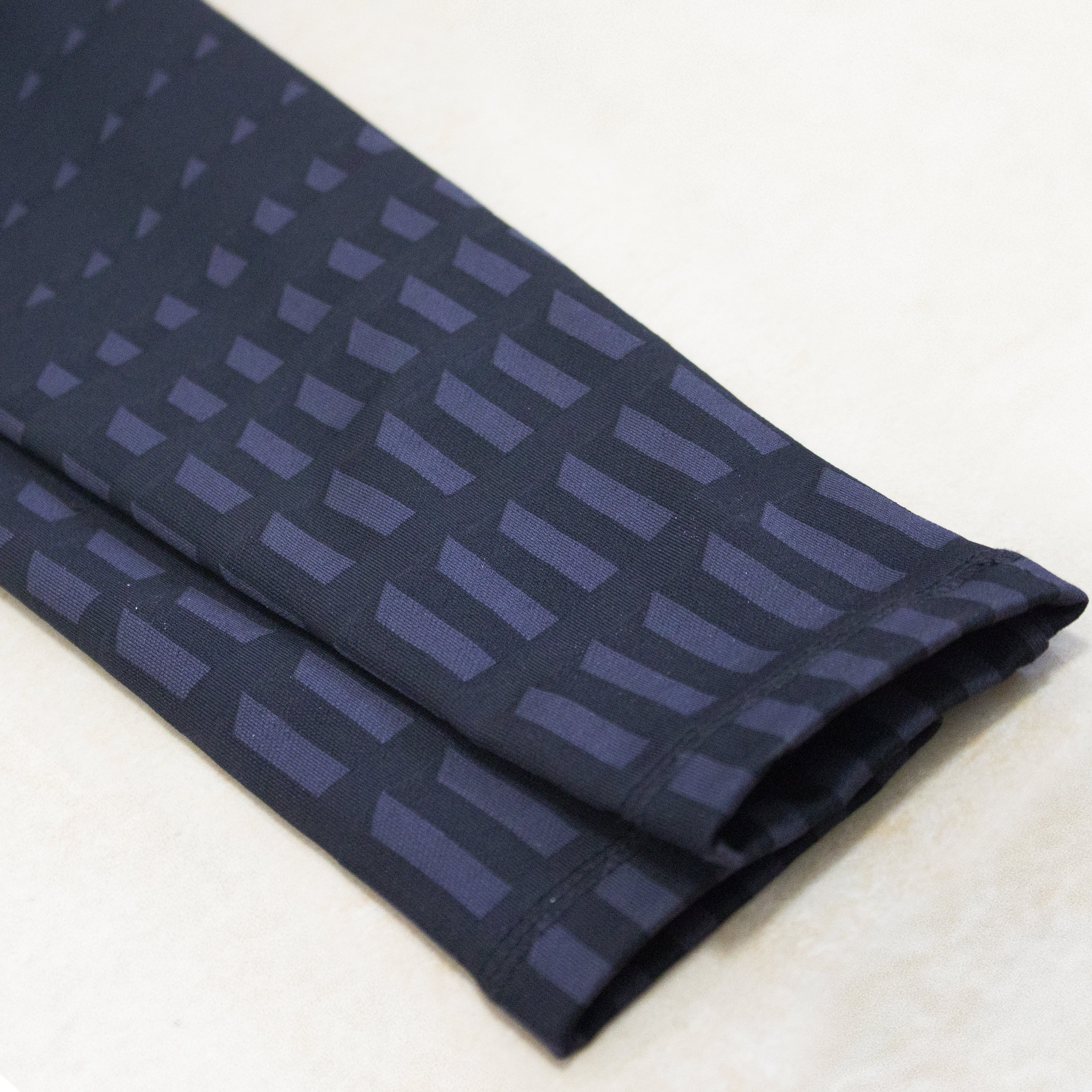 Legging đen phối họa tiết ống