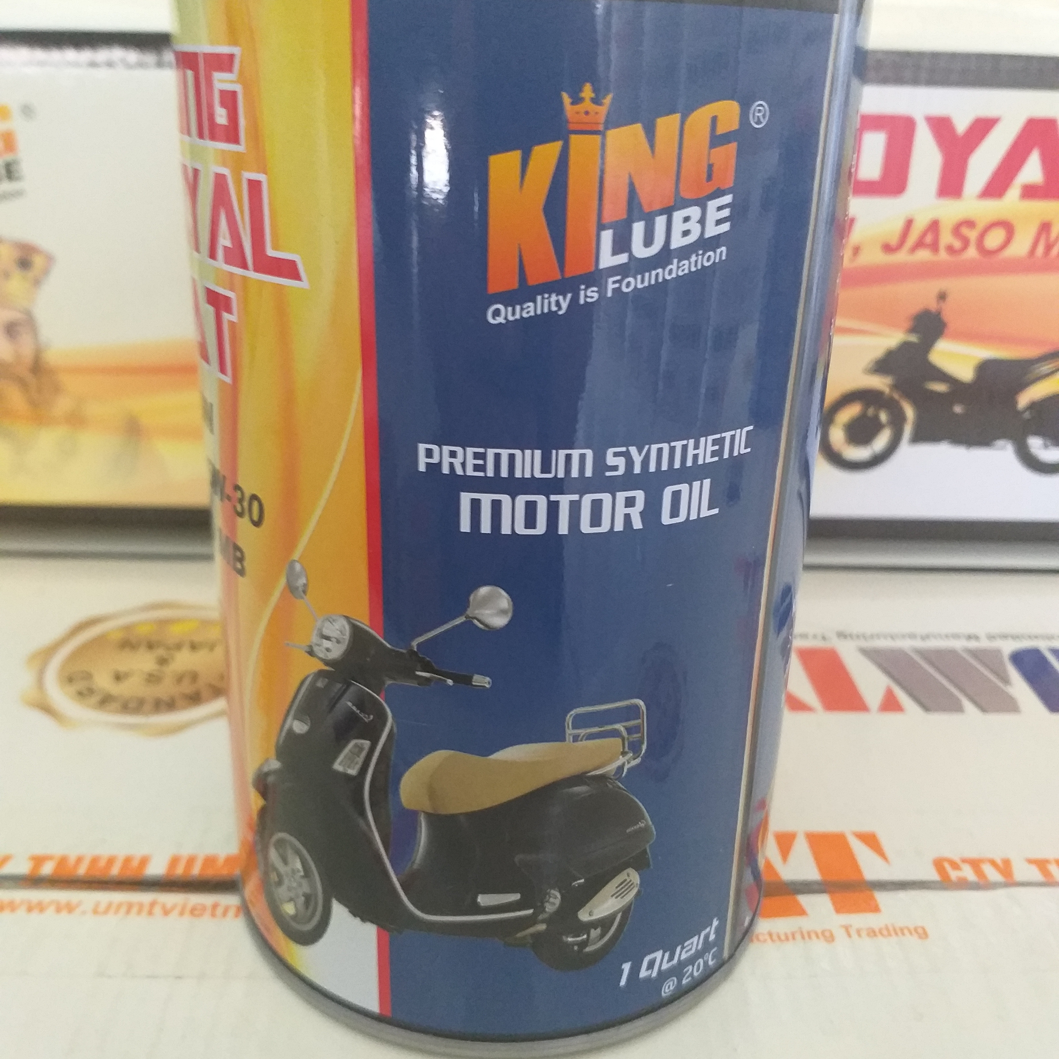 Dầu nhớt xe máy tổng hợp KING ROYAL AT, API SN, SAE 5W30, JASO MB phù hợp cho mọi loại xe tay ga cao cấp hiện nay. Giúp động cơ tăng tốc vượt trội, tuổi thọ bền lâu, tiết kiệm nhiện liệu, mạnh mẽ trên mọi cung đường. Sản phẩm chính hãng 100%