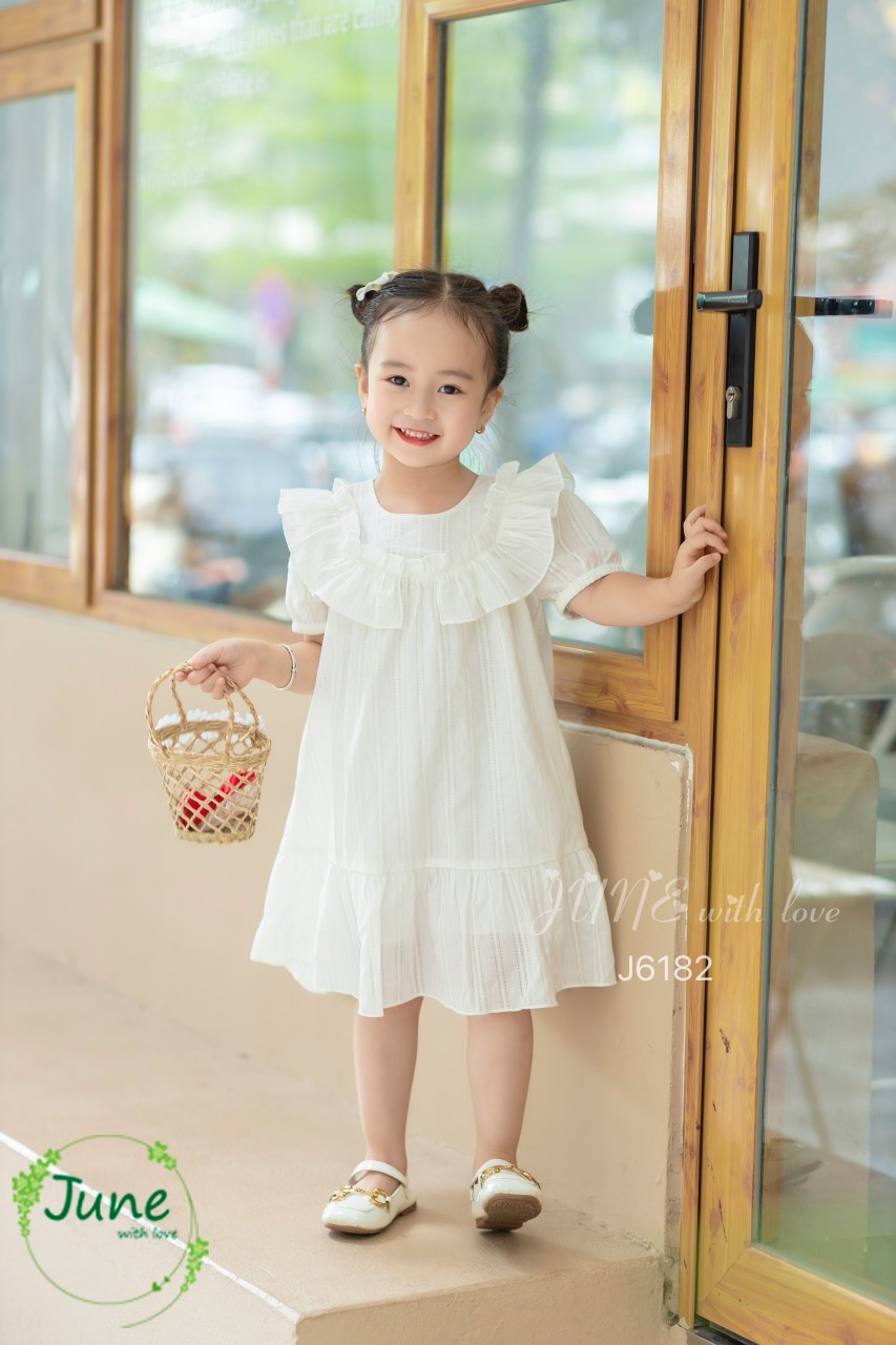 Váy hè cho bé gái màu trắng 1-10 tuổi cộc tay hàng thiết kế cổ bèo, Đầm babydoll trẻ em vải thô nhẹ thoáng mát