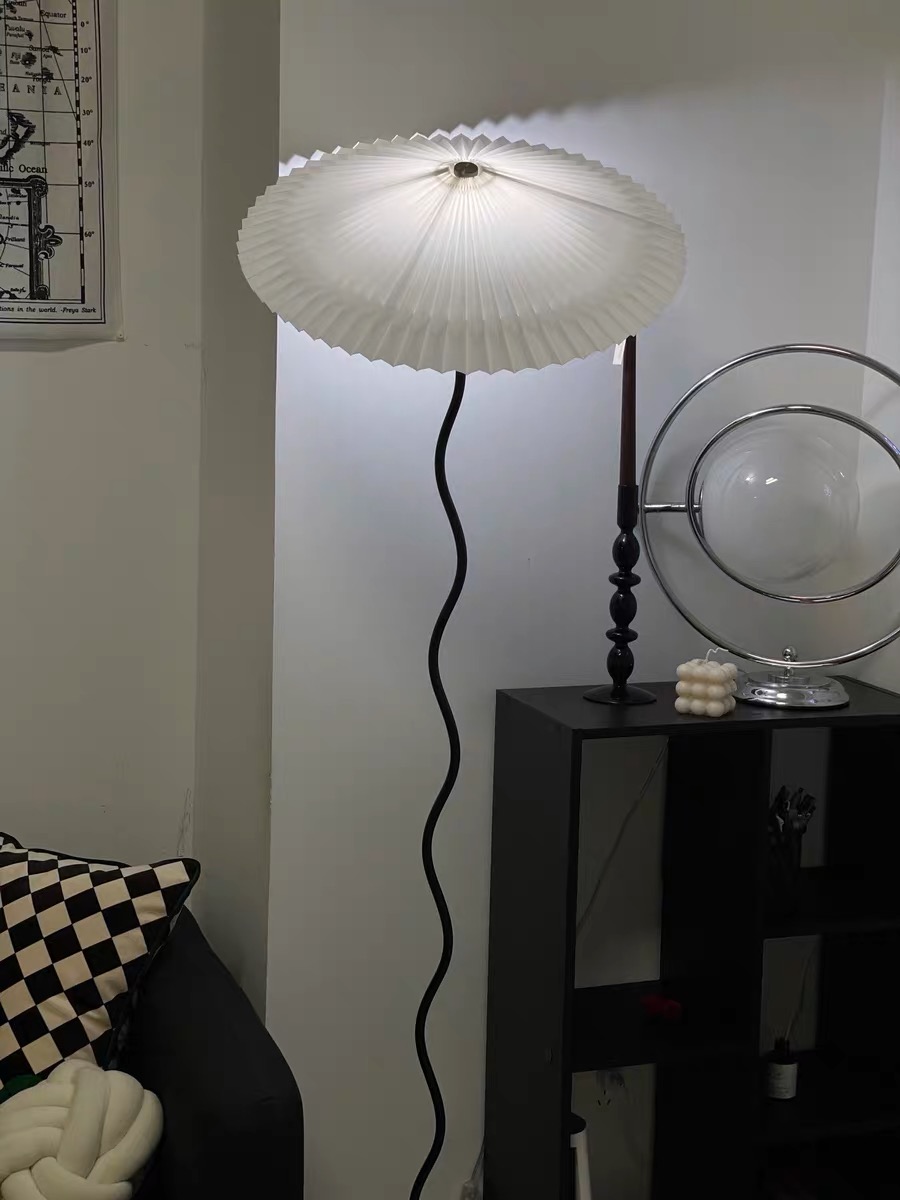 Đèn cây đứng decor đọc sách, đèn ngủ cho phòng ngủ, phòng khách kiểu sóng lượn Hàn Quốc màu đen DC001D