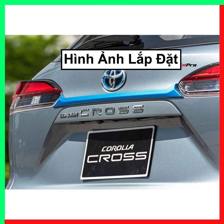 Ốp trang trí tay mở cốp sau xe Toyota Cross 2020-2023 mạ crom và màu xanh cao cấp