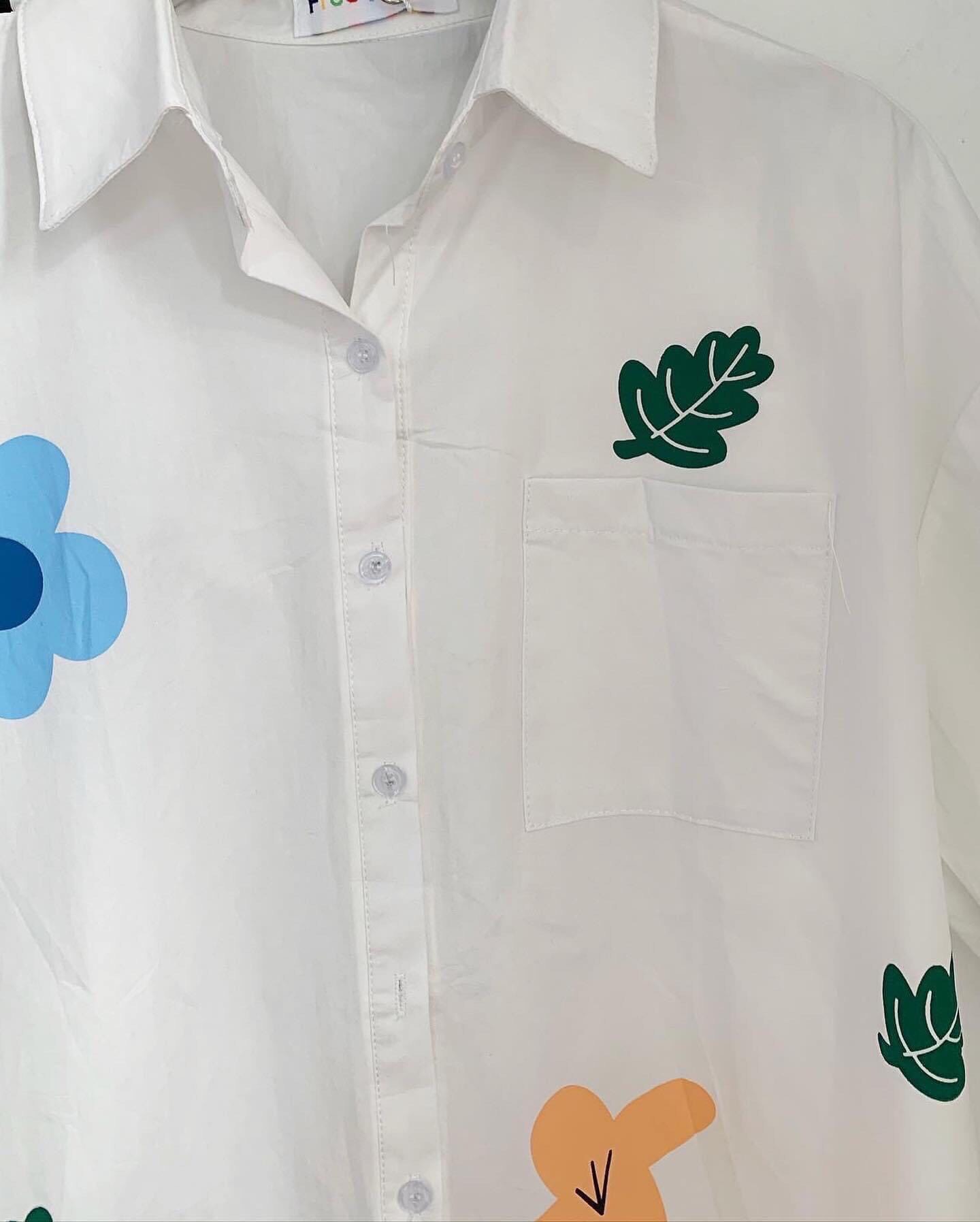 Sơ mi trắng túi ngực tay lỡ họa tiết hoa lá