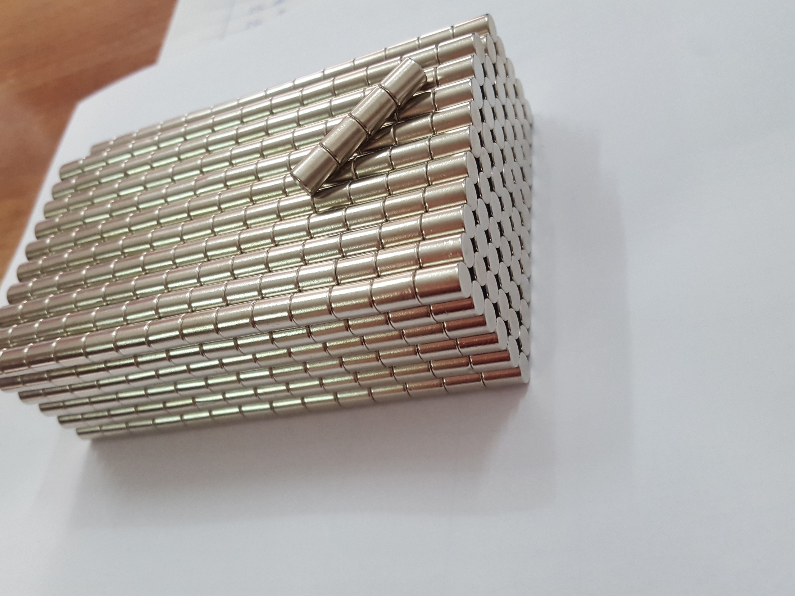 Nam châm viên trắng đất hiếm 6x10mm