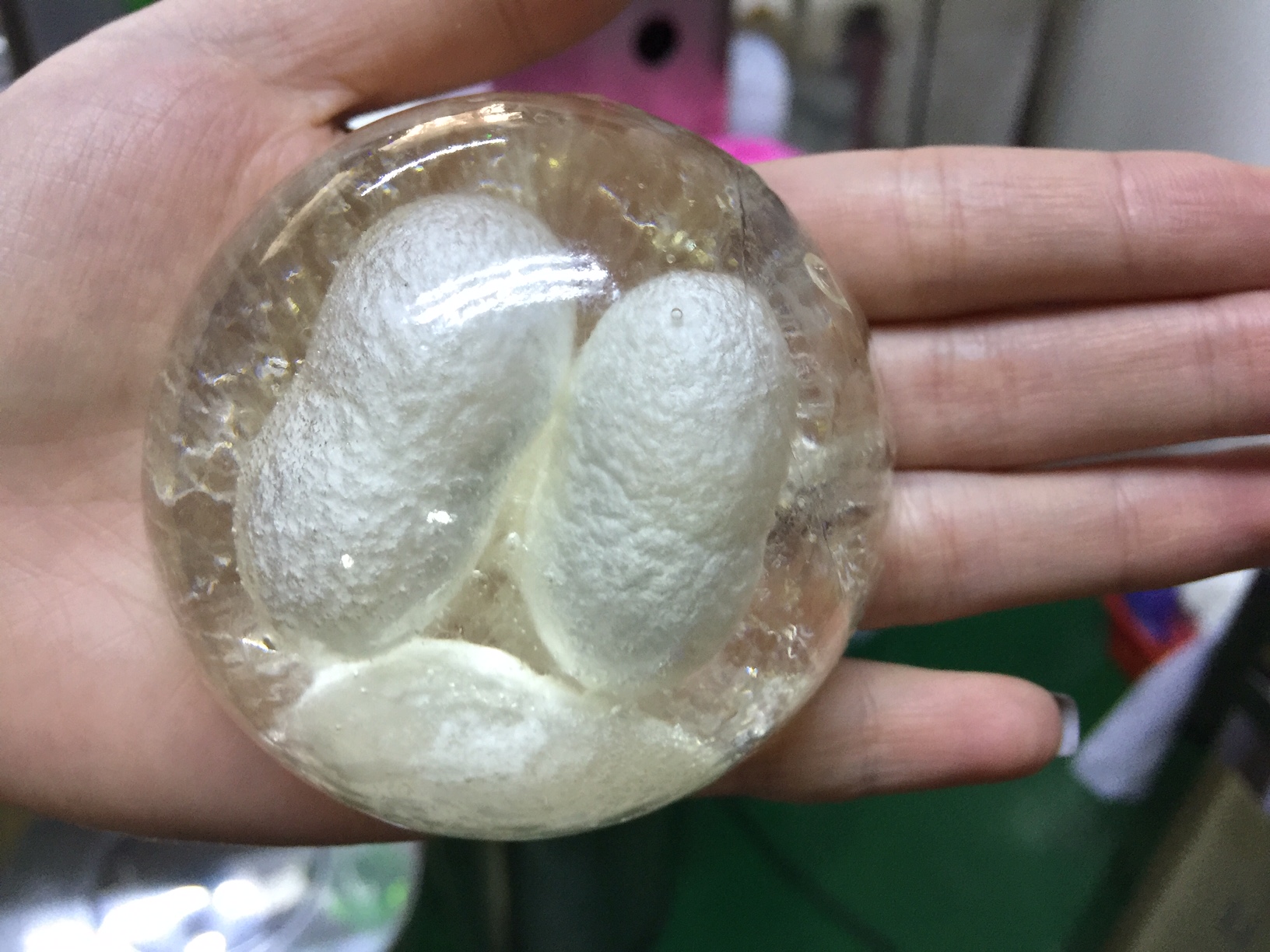 Xà bông Amino kén tơ tằm Tha Von , khôi phục và kích thích tế bào sản sinh collagen, elastin giúp da không bị chảy xệ, phòng lão hóa, mịn màng, trắng trẻo, da đàn hồi tốt hơn