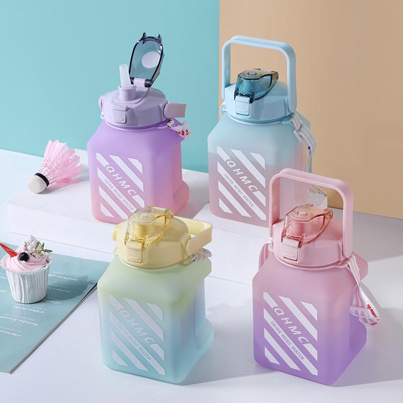 Bình Đựng Nước Vuông Siêu Dễ Thương Dung Tích 1.5L Tích Hợp Ống Hút Kèm Dây Đeo Tiện Lợi Có Tặng Sticker