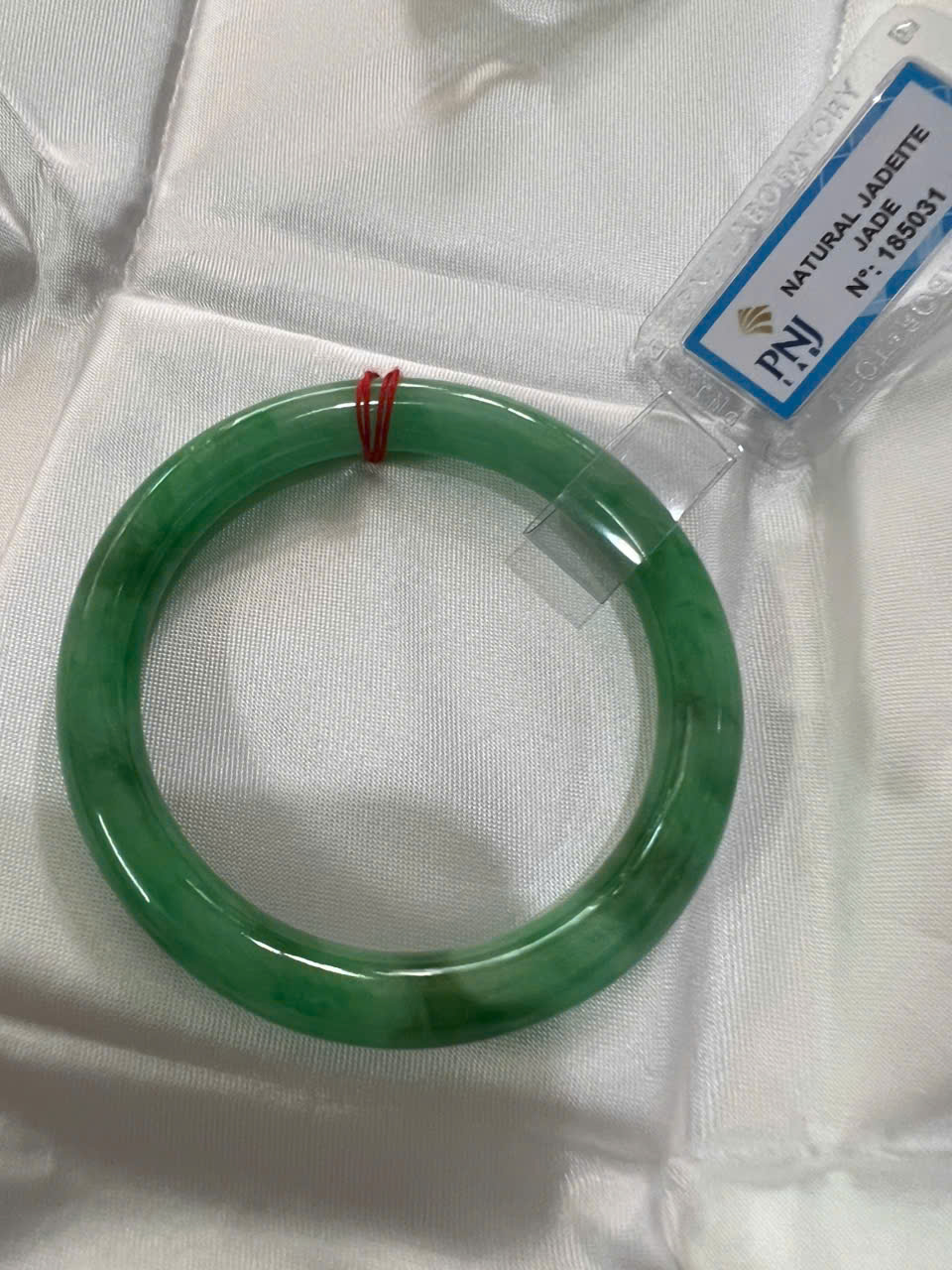 Vòng Cẩm Thạch Tự Nhiên Mới Sịn Đậu Lý Ni 50mm x chột 7,2mmm Vòng Kiểm Định P No 185031 Màu Xanh lý đều điểm vân trắng xanh đậm nhẹ bóng đều đẹp nữ 50kg - 54kg đeo sang tay món quà tặng chính mình tặng mẹ vợ ý nghĩa ạ