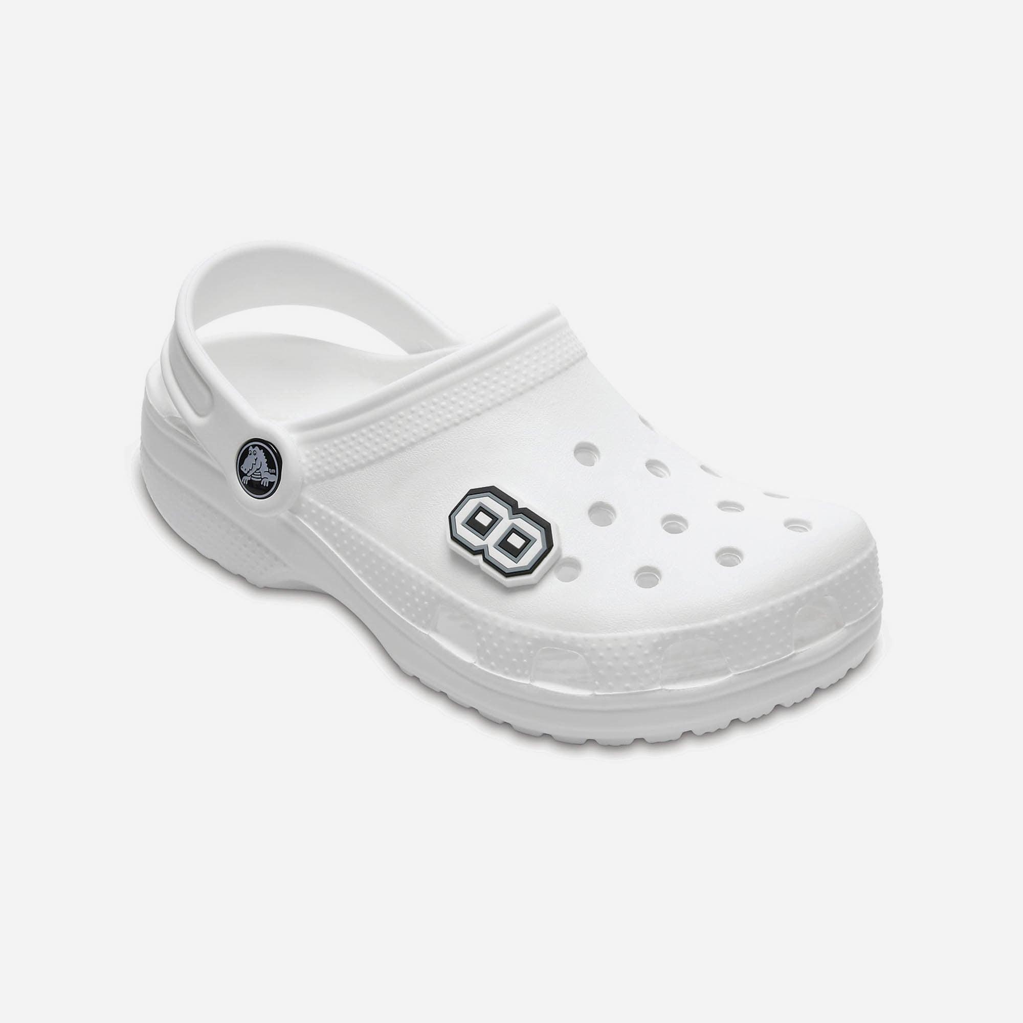 Huy hiệu jibbitz Crocs B&amp;W Number 8 - 10006956