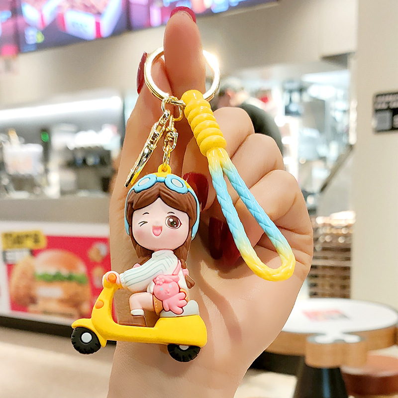 Móc Khóa Cặp Đôi Lái Xe Dây Treo Key Chain Đeo Ba Lô Cặp Táp Túi Xách Hàng Chính Hãng - Girl Xe Vàng