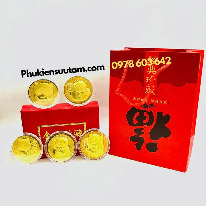 Hộp Đồng Xu Hình Con Mèo Thần Tài Mạ Vàng Túi Phúc - kích thước: 11.5cmx8.5cmx3.5cm, màu đỏ - SP005919
