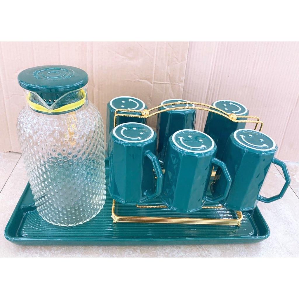 Bộ bình đựng nước thủy tinh kèm 6 cốc màu khay sứ, giá úp cốc kim loại mạ vàng sang trọng
