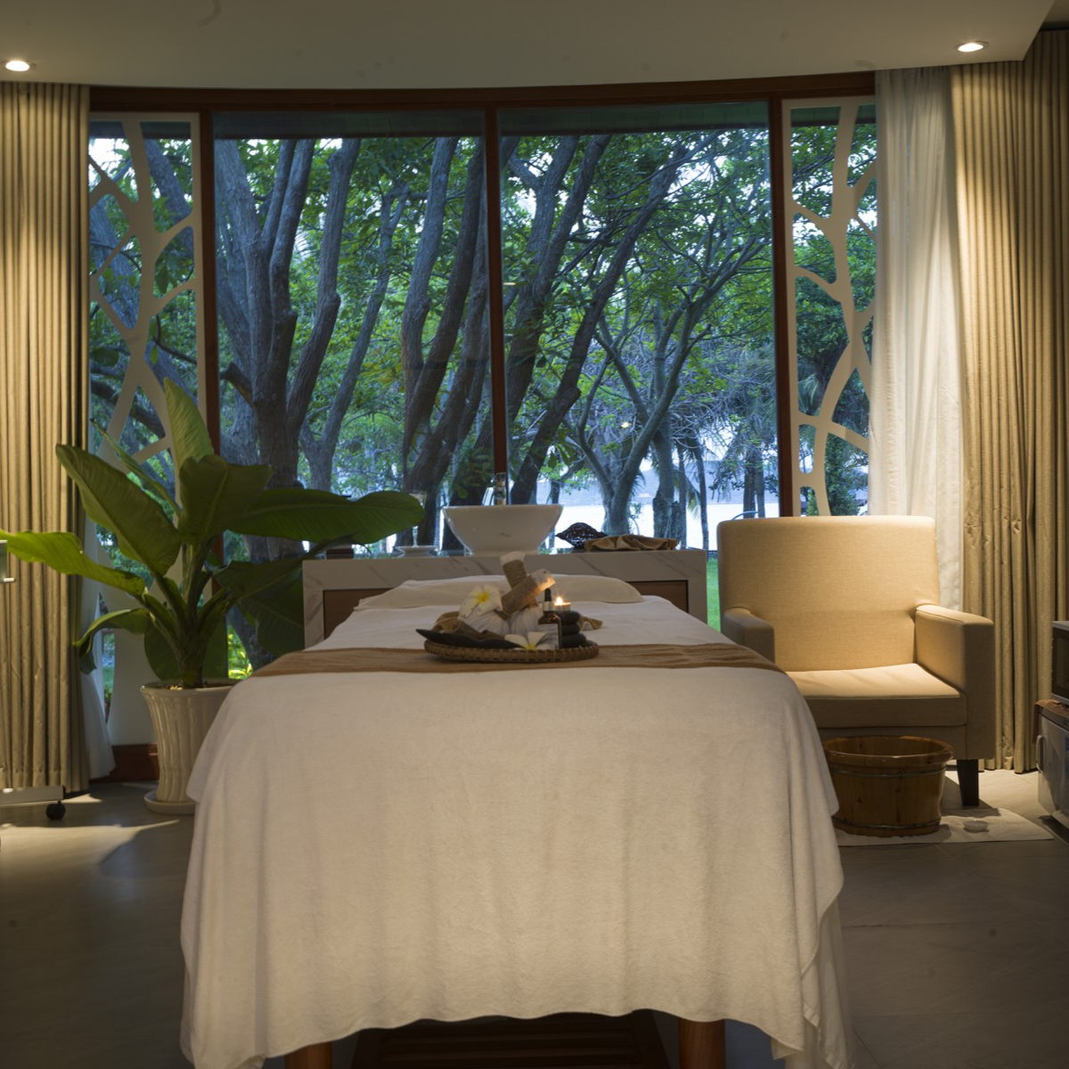 Gói 2N1Đ Tại Merperle Hòn Tằm Resort 5* - Ăn Ba Bữa. Miễn Phí Vé Khu Vui Chơi Sparkling Waves. Tặng Vé Tắm Bùn Dành Cho 02 Khách.