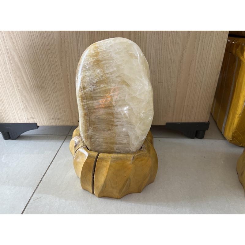 Cây đá, trụ đá màu vàng trongcao 27 cm nặng 6 kg cho người mệnh Kim và Thổ
