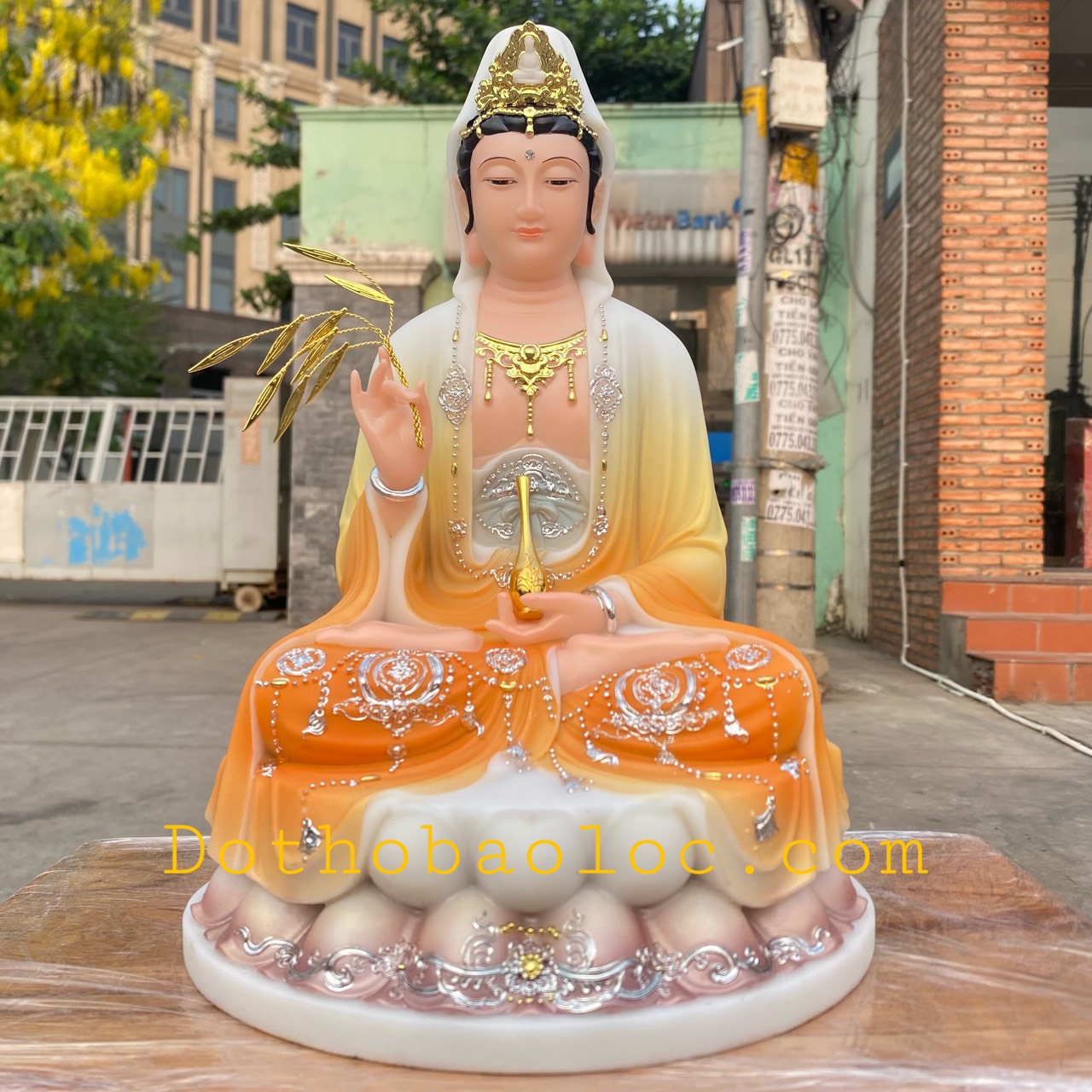 Tượng Quan Âm đá nhập khẩu cao cấp ngồi trên đài sen cao 30cm – Vàng