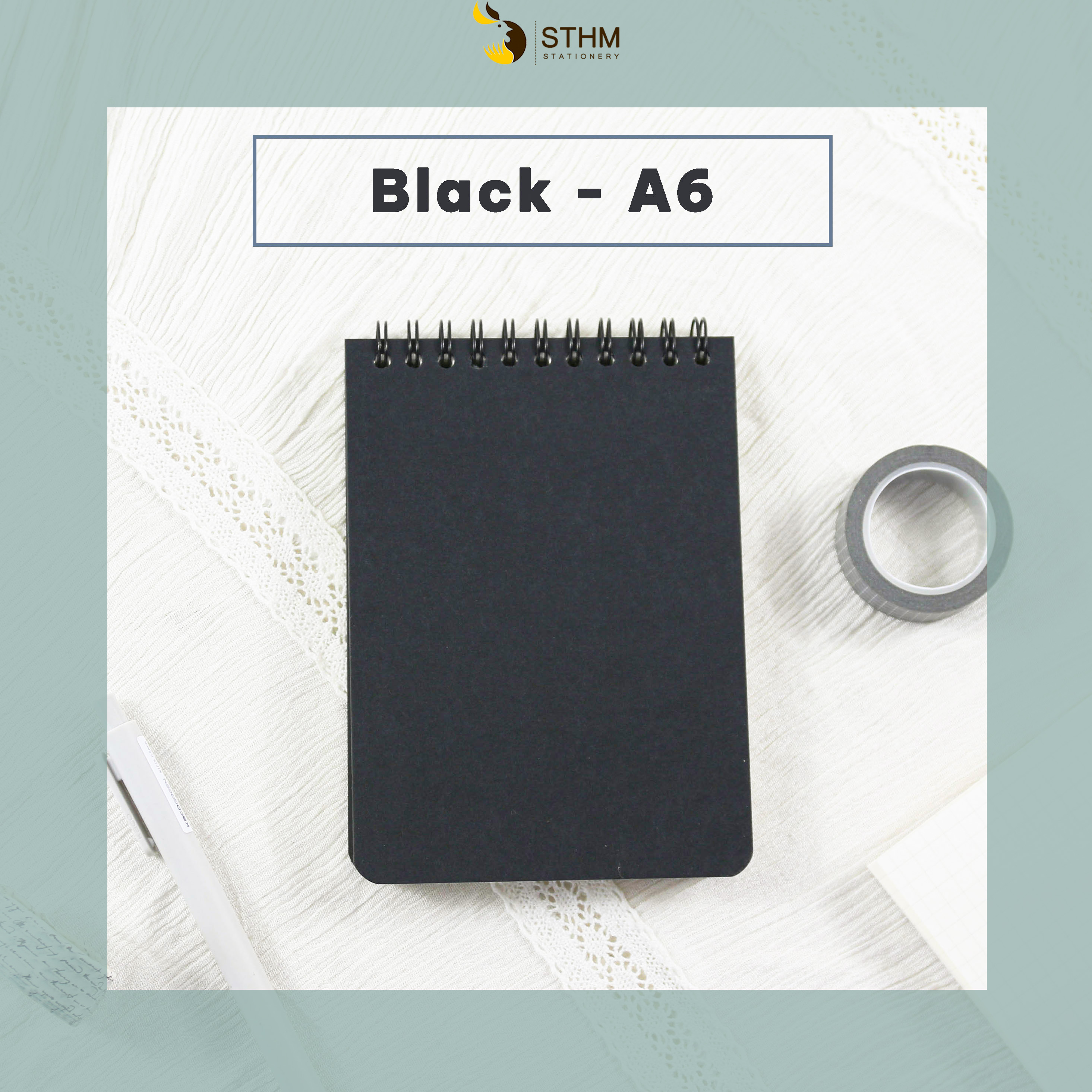 - Sổ bìa trơn A6 bìa dày 1mm - Ruột kem 100gsm - Gáy phía trên