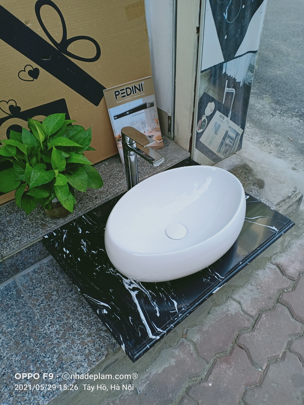 COMBO 01:  bàn đá lavabo + chậu lavabo thuyền trắng + vòi đồng 30 phân + xi phông + giá đỡ