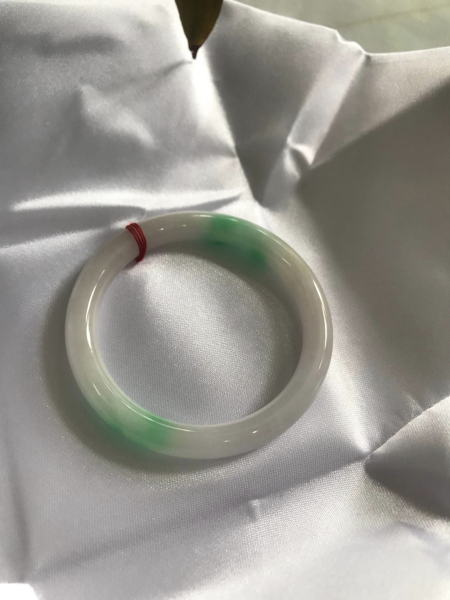 Vòng tay nữ Cẩm Thạch tự nhiên mới TR LÝ IC 50mm x chột 7mm Vòng màu trắng bóng xanh lý nhẹ 2 bên nữ mệnh kim mệnh thủy 49kg - 52kg đeo ạ