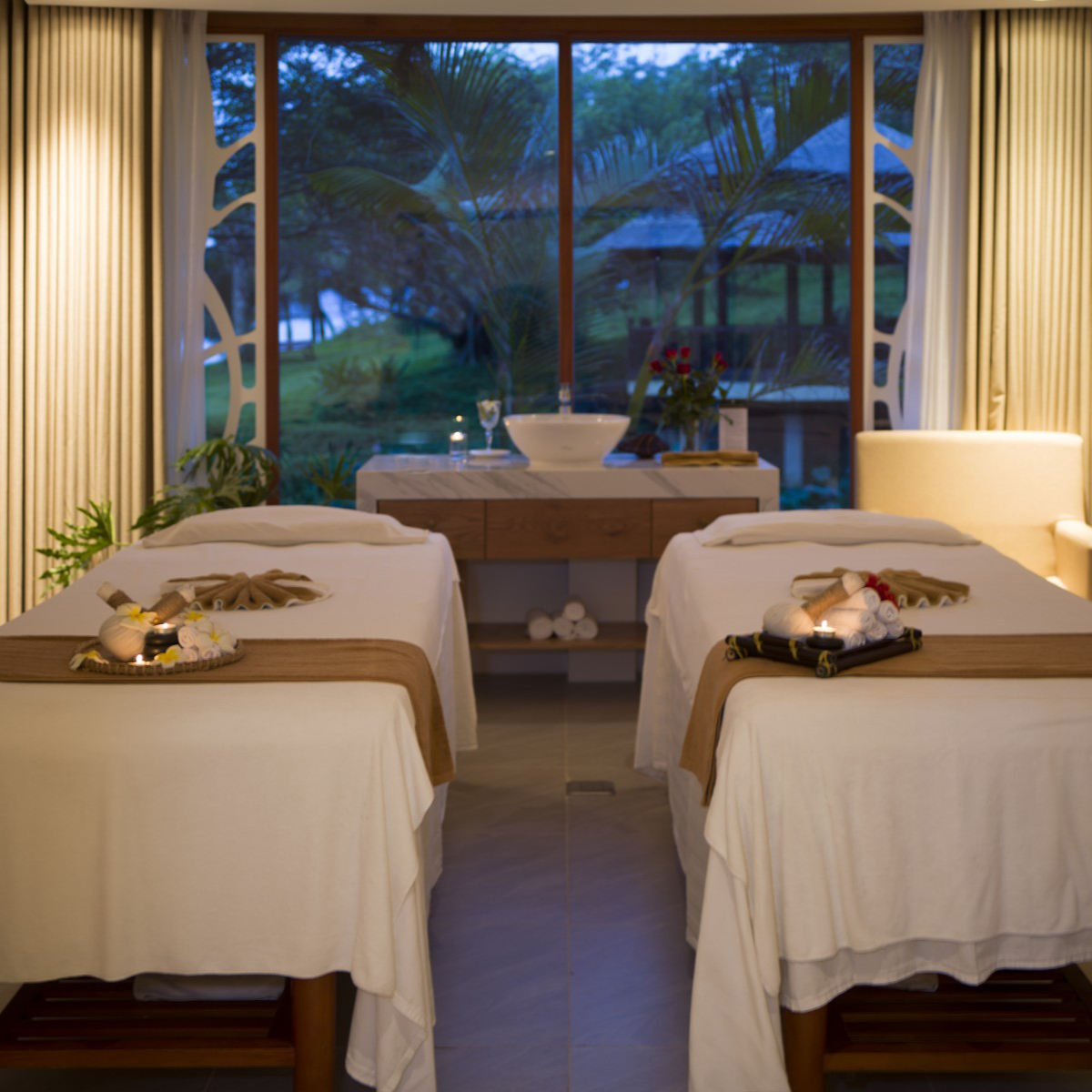 Trọn Gói 2N1D Tại MERPERLE Hòn Tằm Resort 5* - Ăn sáng, Ăn Trưa Hoặc Tối. Miễn Phí Vé Vào Cổng Khu Vui Chơi Sparkling Waves.