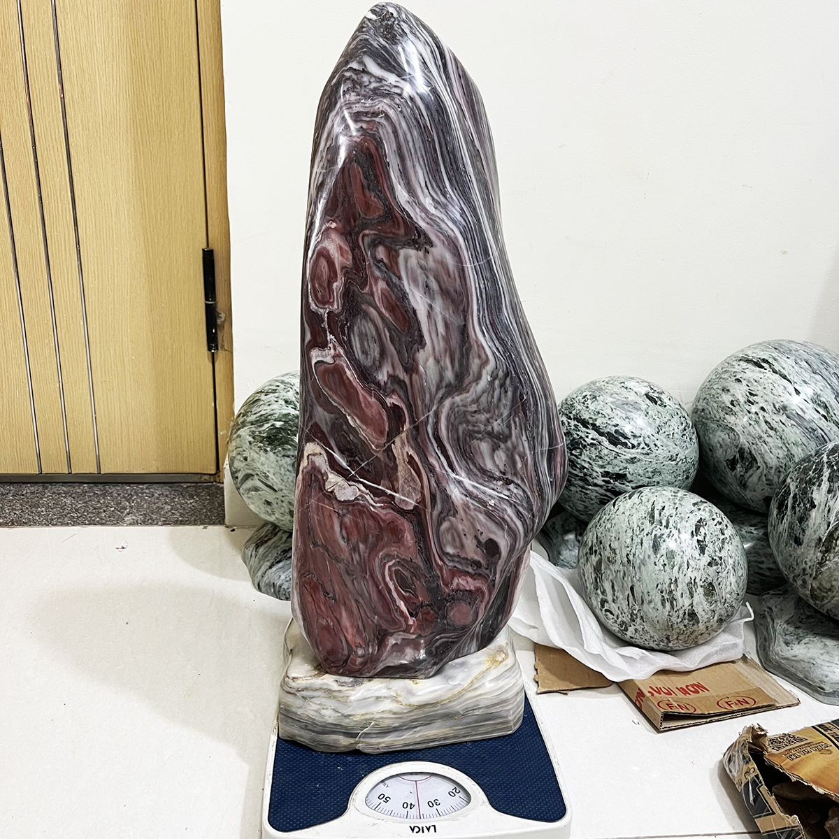 Cây đá, trụ đá, đá phong thủy Cao 63 cm, nặng 36 kg màu đỏ tím nâu cho mệnh Thổ và hỏa