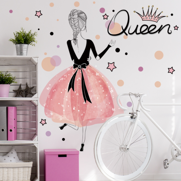 Decal trang trí tường - Cô gái váy hồng và chữ tiếng anh Queen