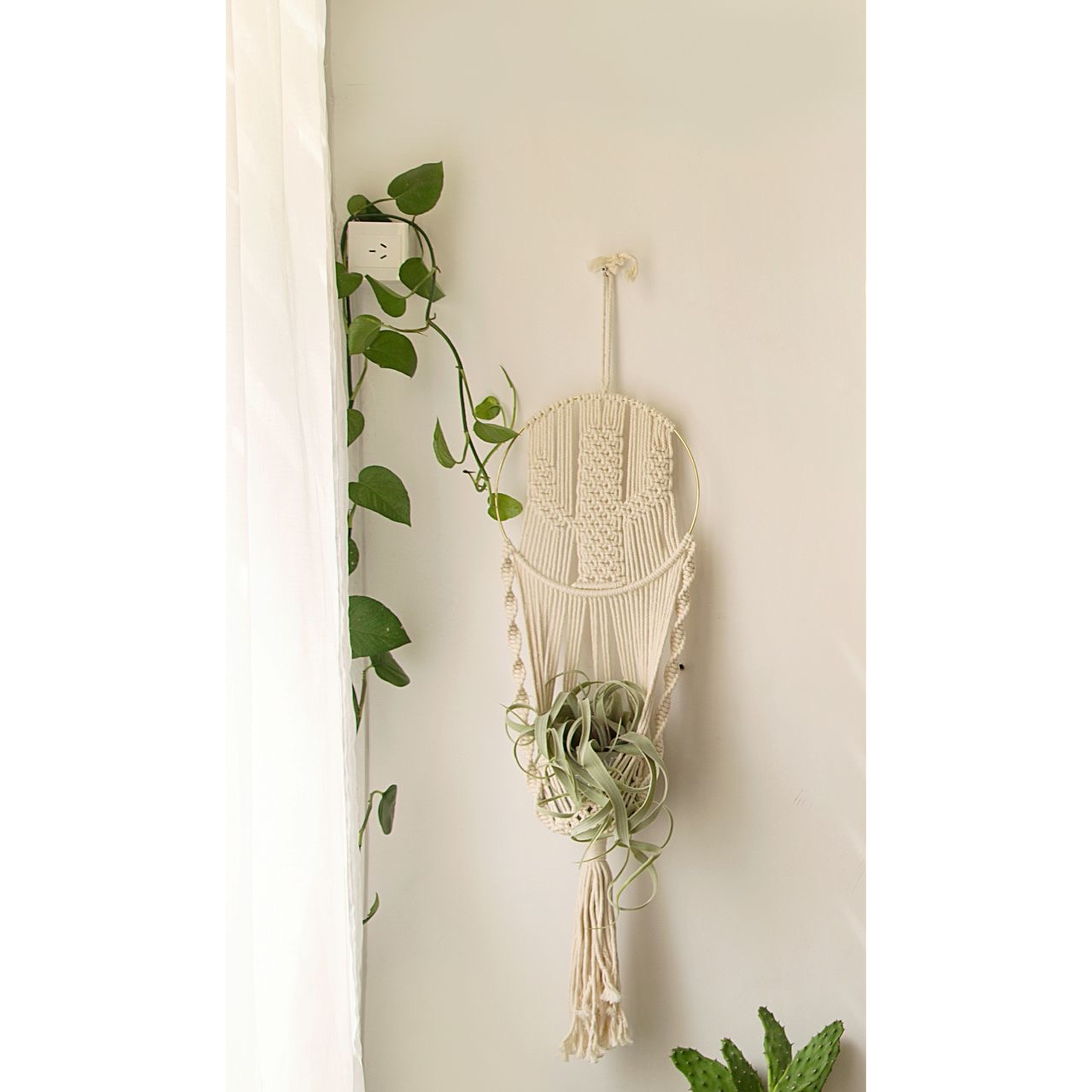 Dây treo cây cảnh trang trí Macrame kết hợp vòng tròn đan dây hình cây xương rồng. GTT21321