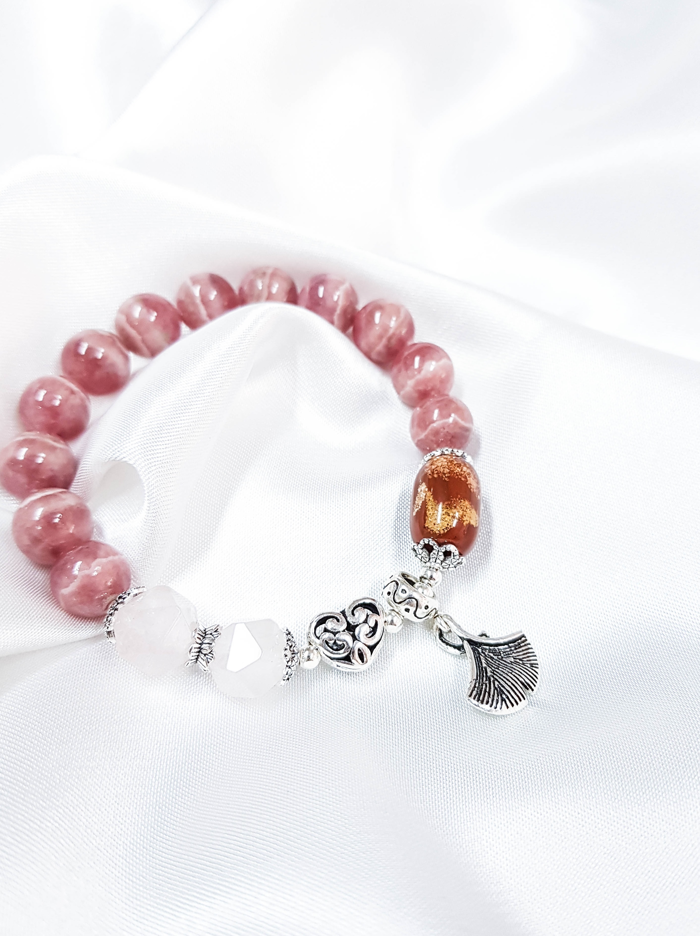 Vòng tay mệnh hỏa, thổ đá đào hoa, thạch anh hồng mix đá mã nảo+ charm lá quạt LAT.105