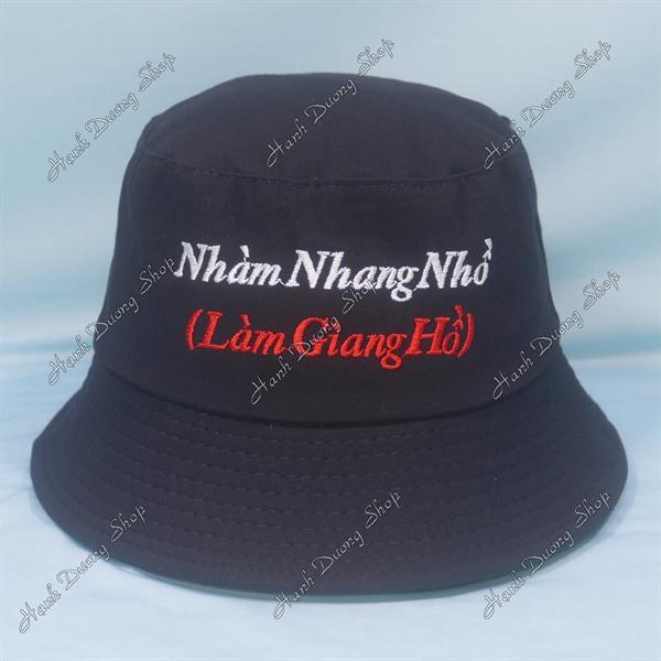 Nón tai bèo mũ bucket vành nhỏ thêu chữ Nhàm Nhang Nhồ (Làm Giang Hồ) - Đen