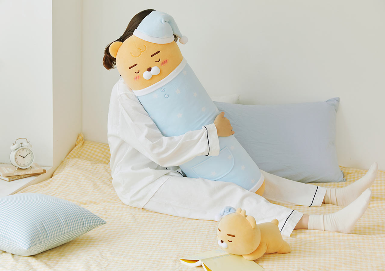 Gối Ôm Dài Sleepy Ryan KAKAO FRIENDS Chính Hãng