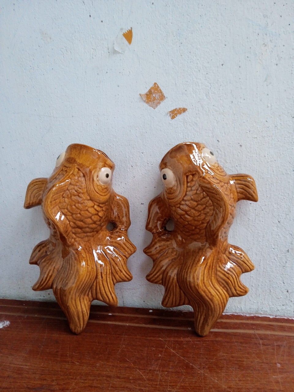 Bình hoa gốm cá men nâu đỏ treo tường