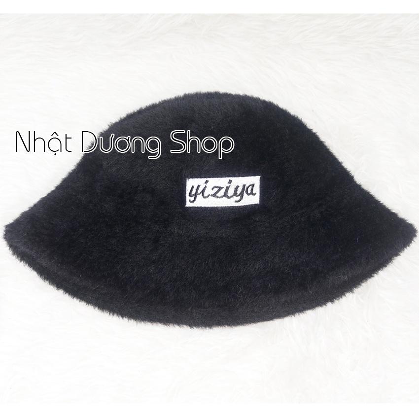 Mũ bo cụp lông thỏ, nón tai bèo hàng quảng châu thêu chữ Yiziya, phía trong có 2 dây rút giúp giữ chặt nón khi đội.