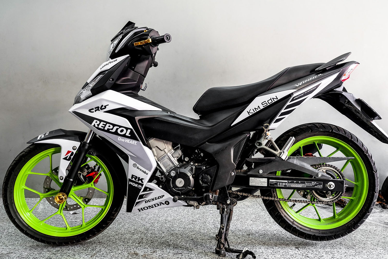 Tem trùm Winner 150 Black White Repsol